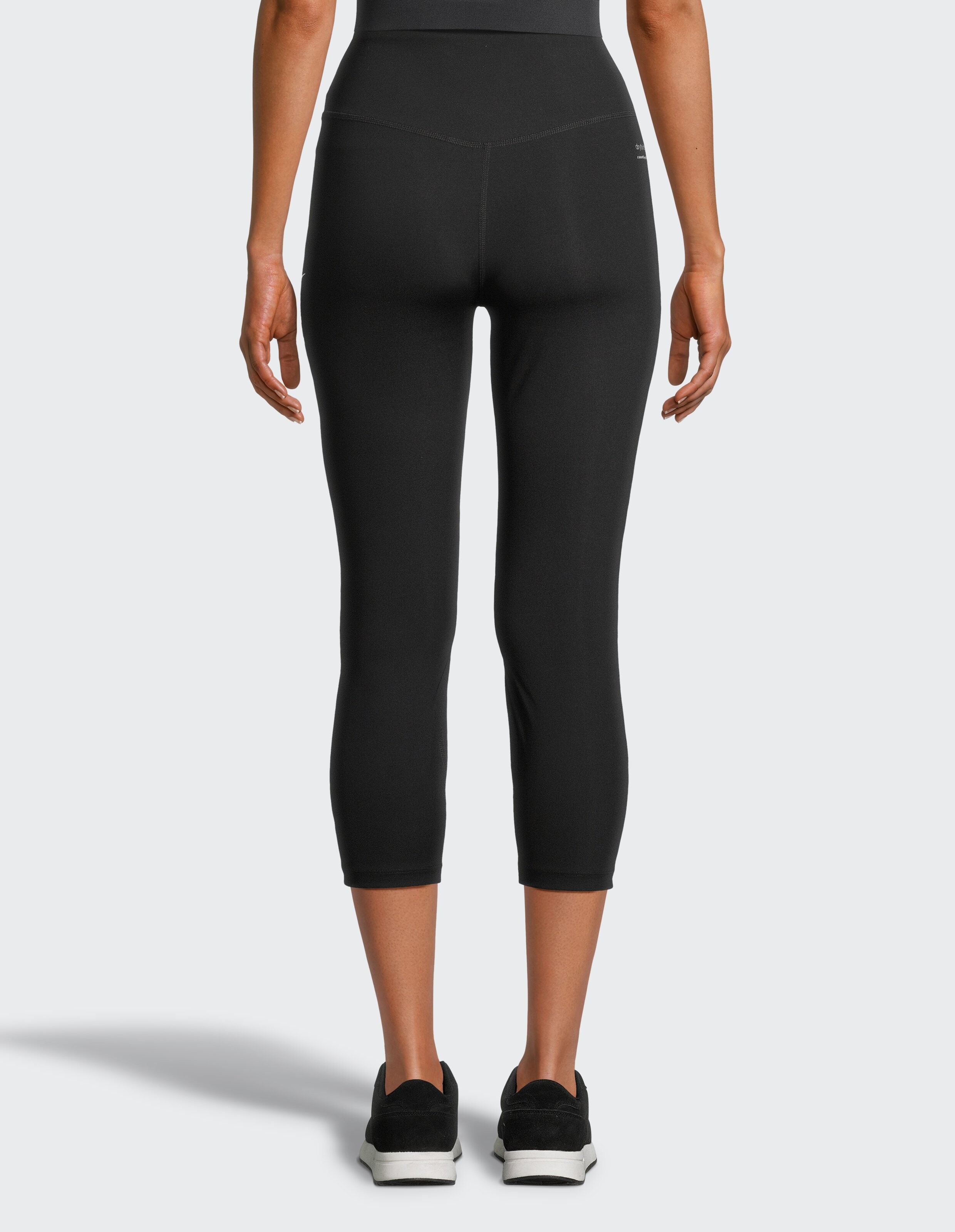 Rückansicht einer schwarzen Capri-Leggings, perfekt für Freizeitkleidung und einen aktiven Lebensstil.