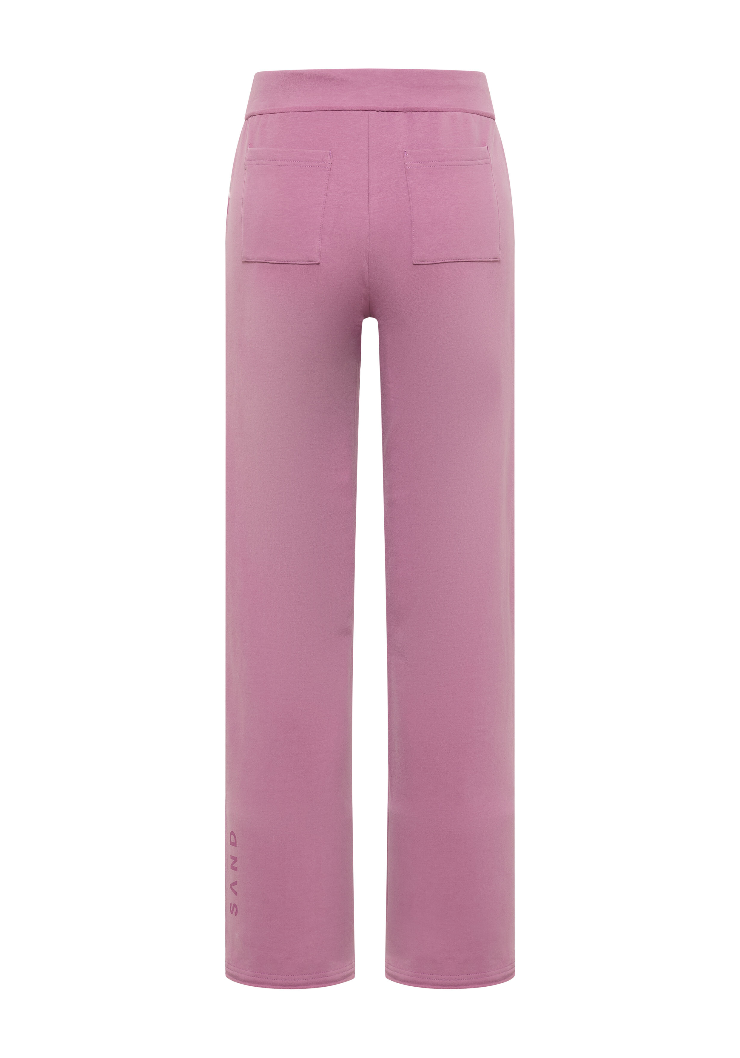 Rückansicht einer altrosa Loungehose mit Taschen und dezentem ELBSAND-Branding.