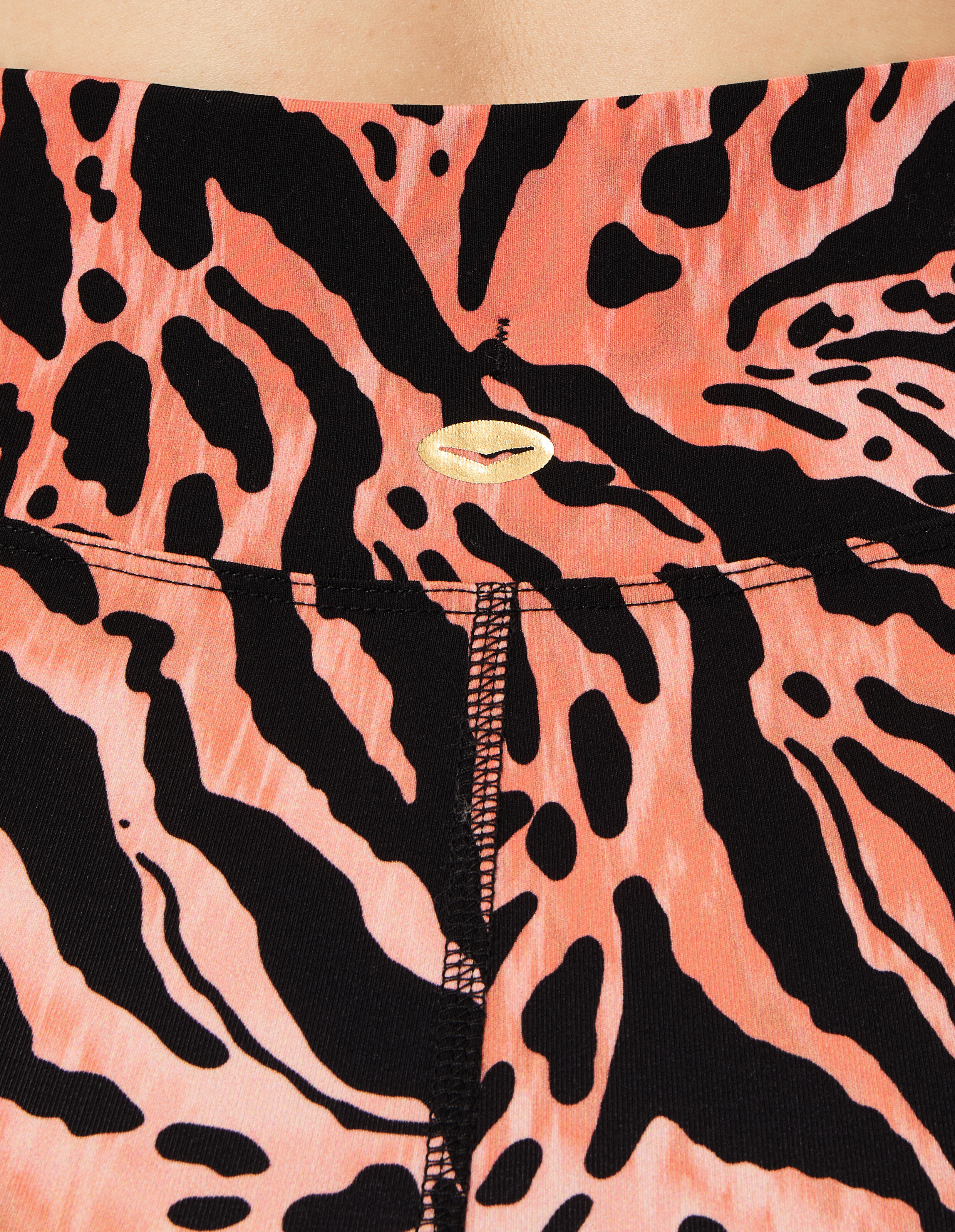 Venice Beach Keeva-Strumpfhose mit einem schwarz-korallenfarbenen Animal-Print-Muster.