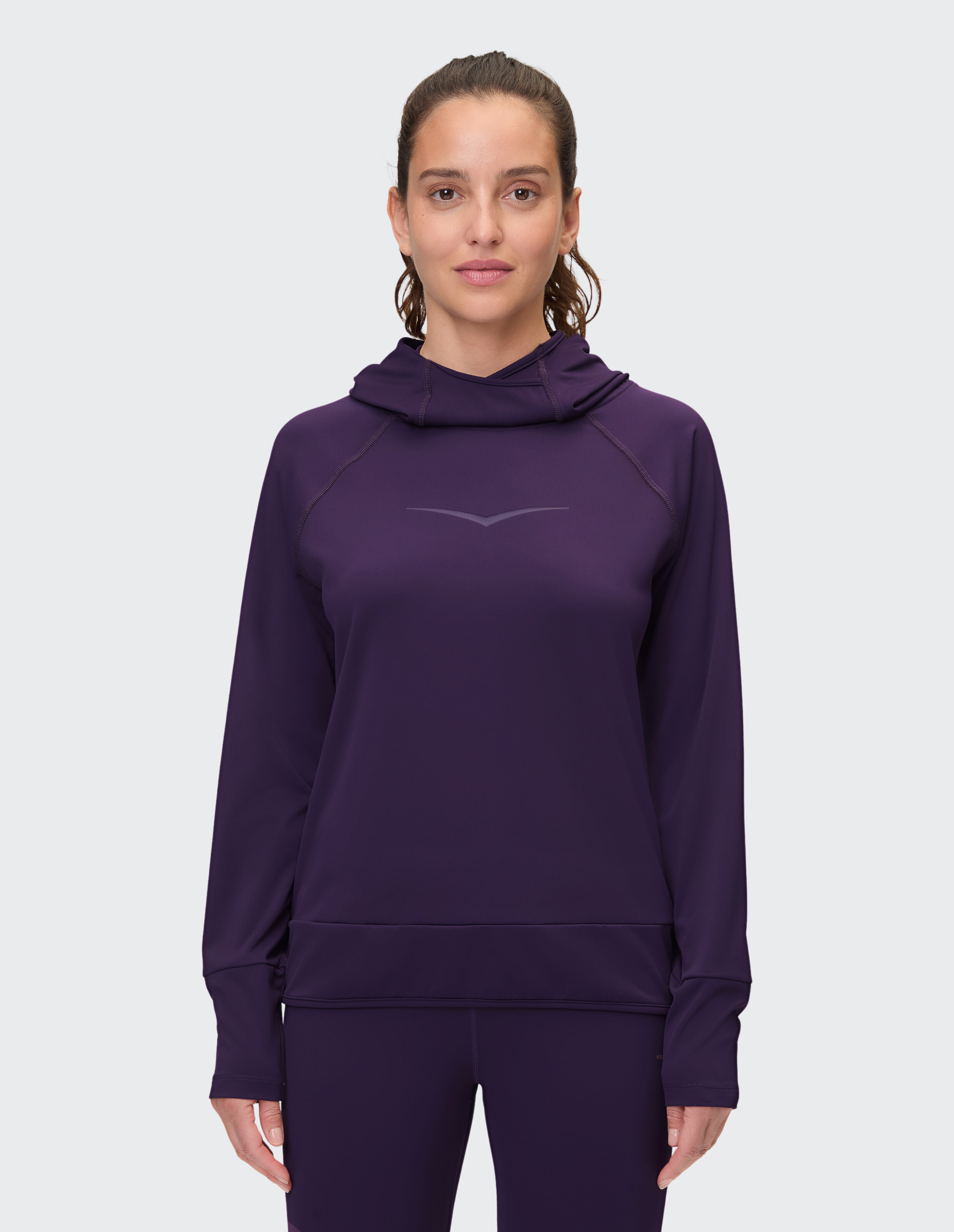 Frau trägt einen kuscheligen lila Kapuzenpullover, perfekt für Freizeitausflüge oder zum Faulenzen.