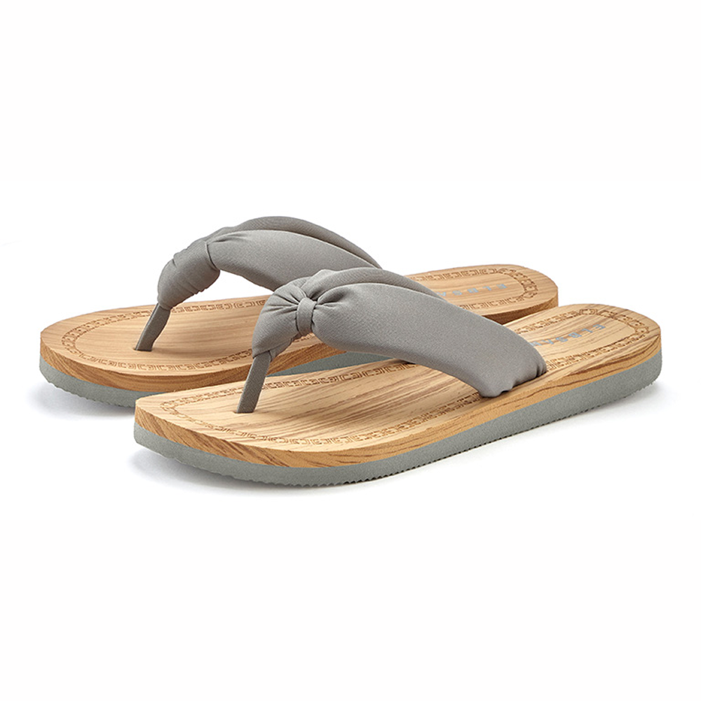 Gemütliche graue Flip-Flops mit Knoten und Holzsohle für lässige Sommerkleidung.