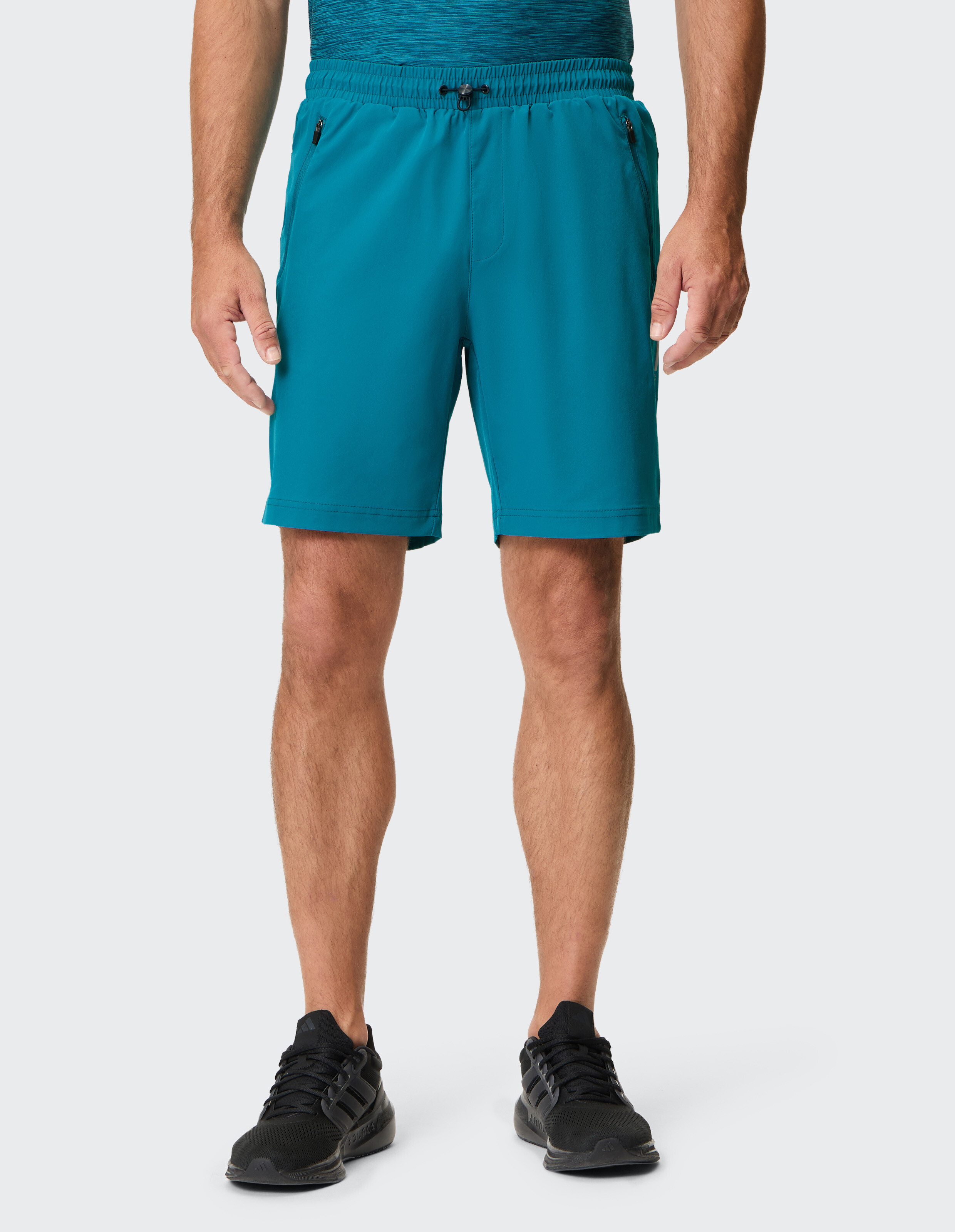 Blaugrüne Freizeitshorts für Herren mit elastischem Bund und Seitentaschen.