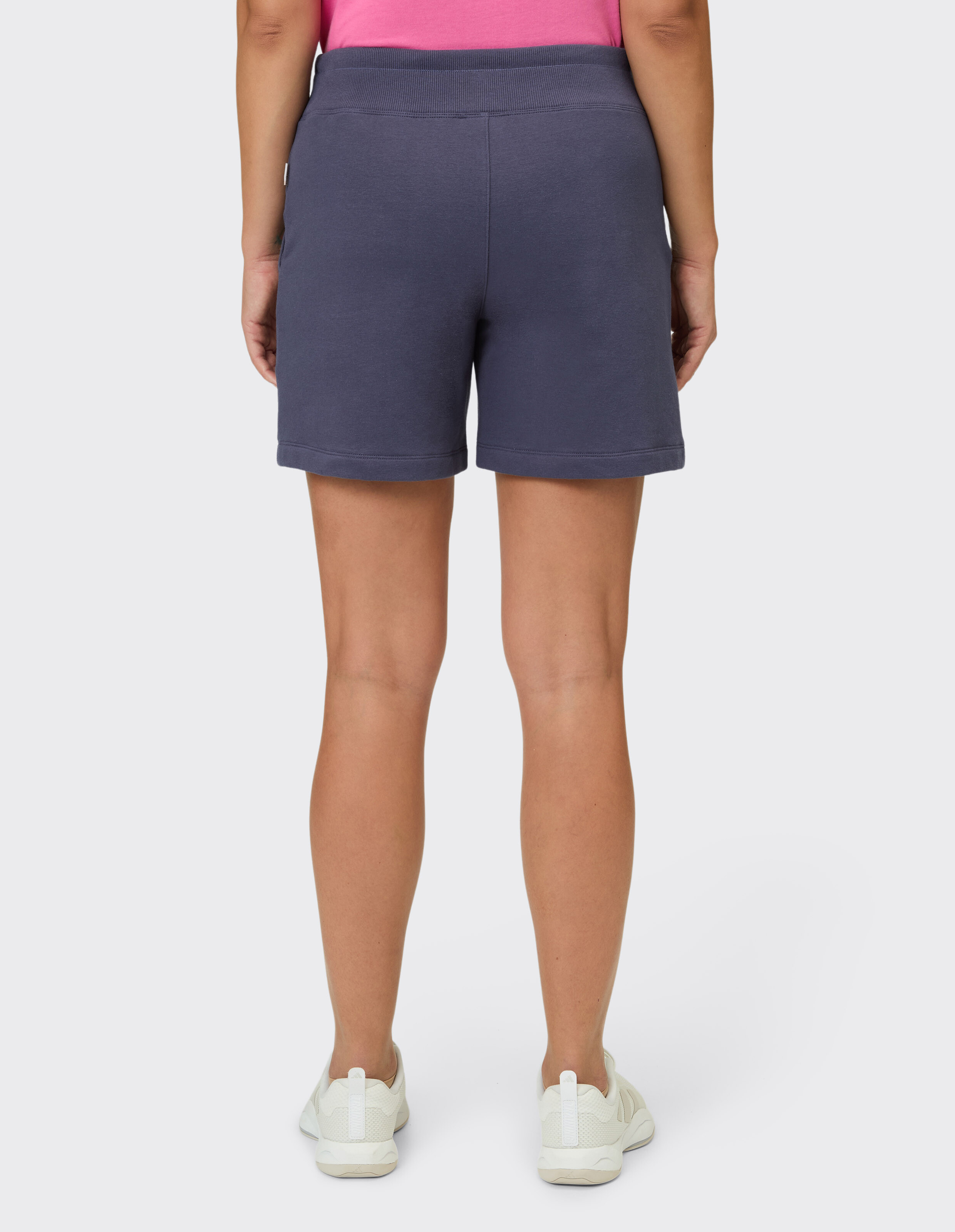 Rückansicht einer dunkelblauen, lässigen Sweat-Shorts mit bequemem elastischem Bund.