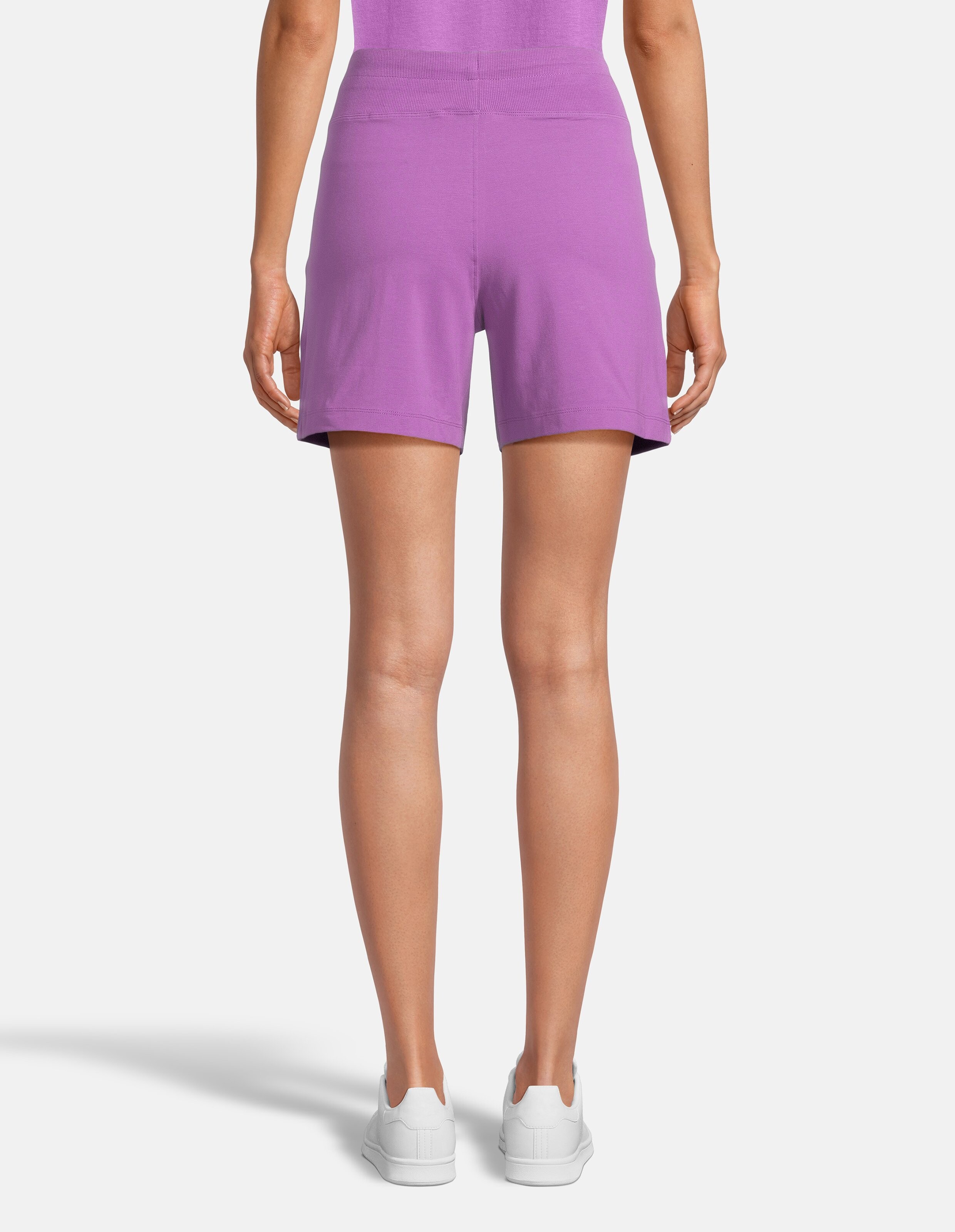 Rückansicht der lilafarbenen lässigen Shorts von Venice Beach Morla zum bequemen Faulenzen.
