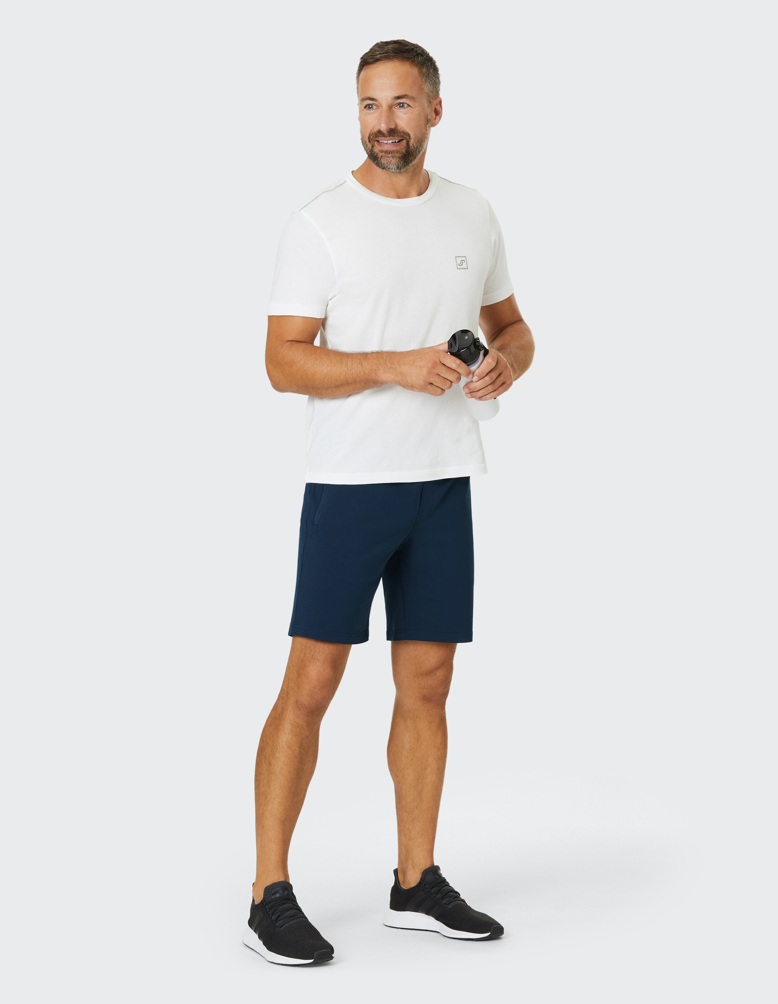 Dunkelblaue Shorts mit elastischem Bund und seitlichem Reißverschluss in einem schlichten, funktionalen Design für Freizeitaktivitäten.