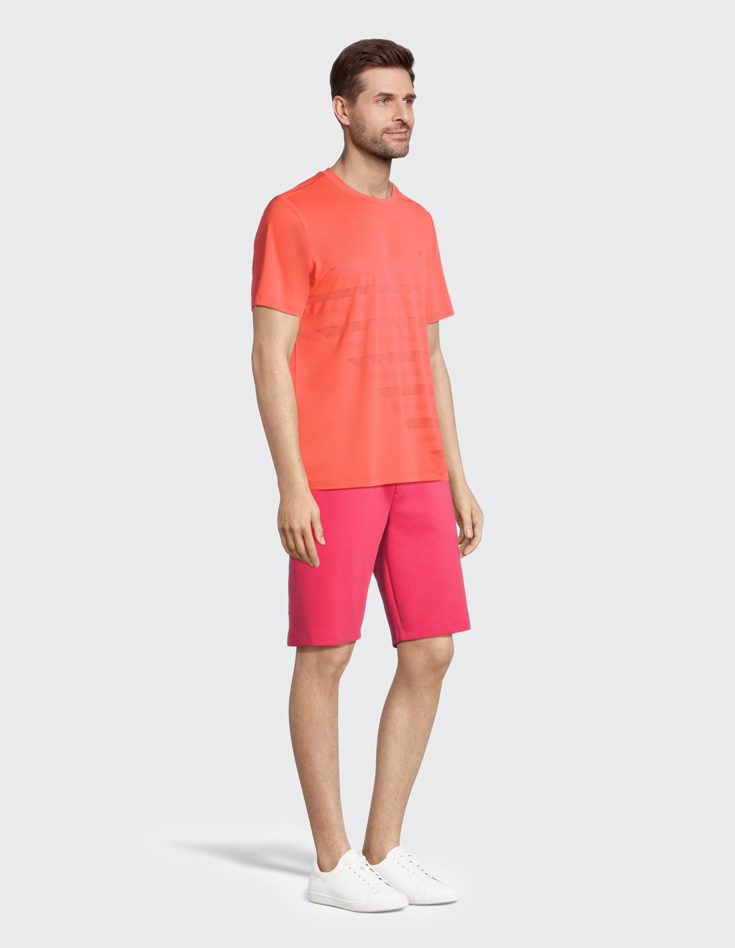 Ein leuchtend orangefarbenes T-Shirt mit kurzen Ärmeln und geometrischem Muster, ideal für sportliche Aktivitäten.