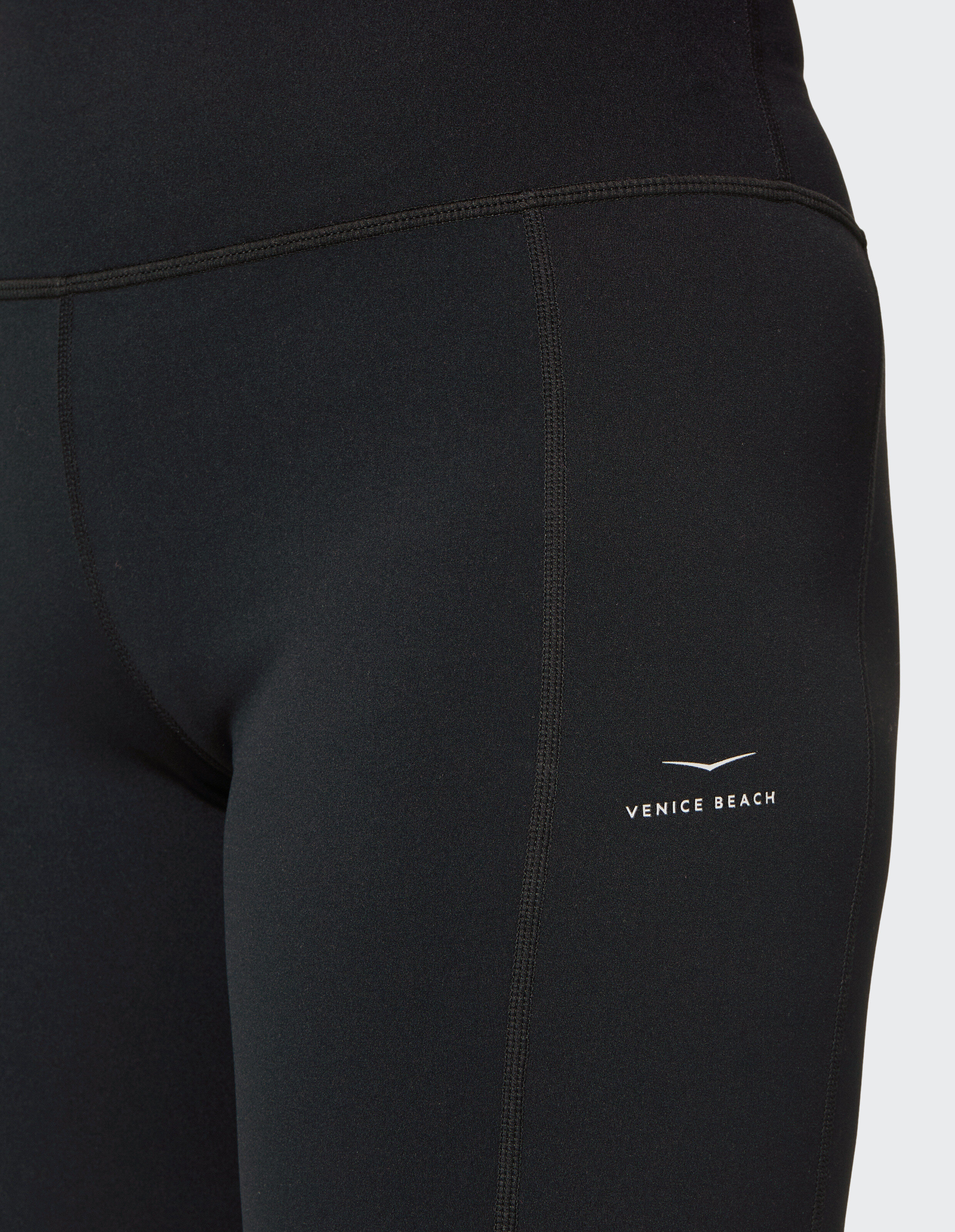 Nahaufnahme der schwarzen Venice Beach Kurze Tights Camelia mit Logodetail.