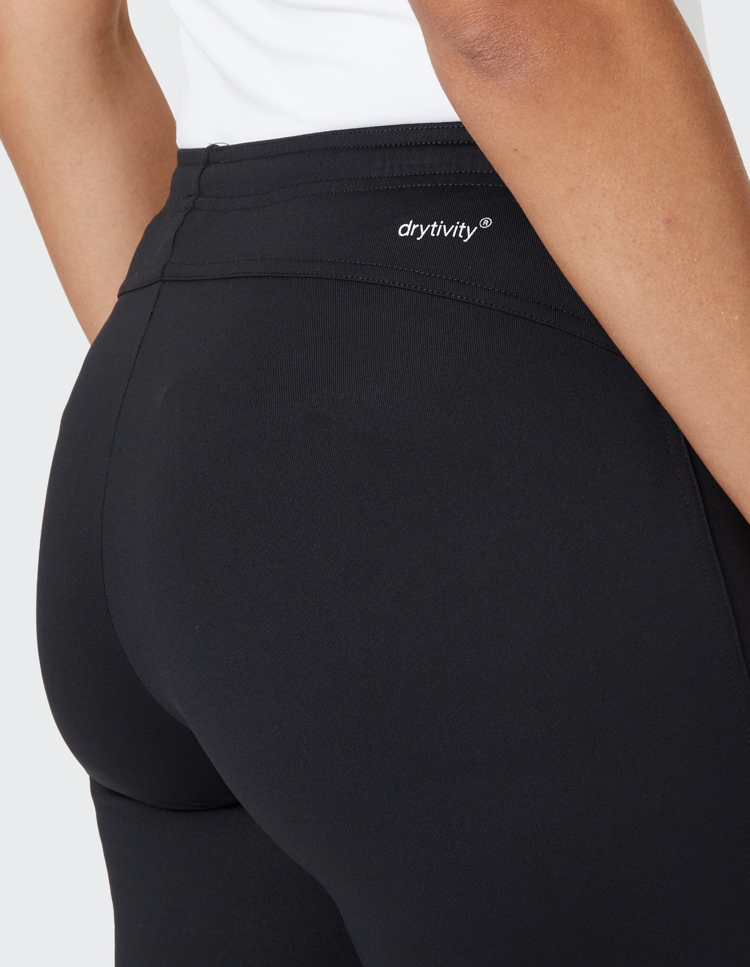 Nahaufnahme einer schwarzen Drytivity-Leggings mit hohem Bund für Freizeitkleidung.