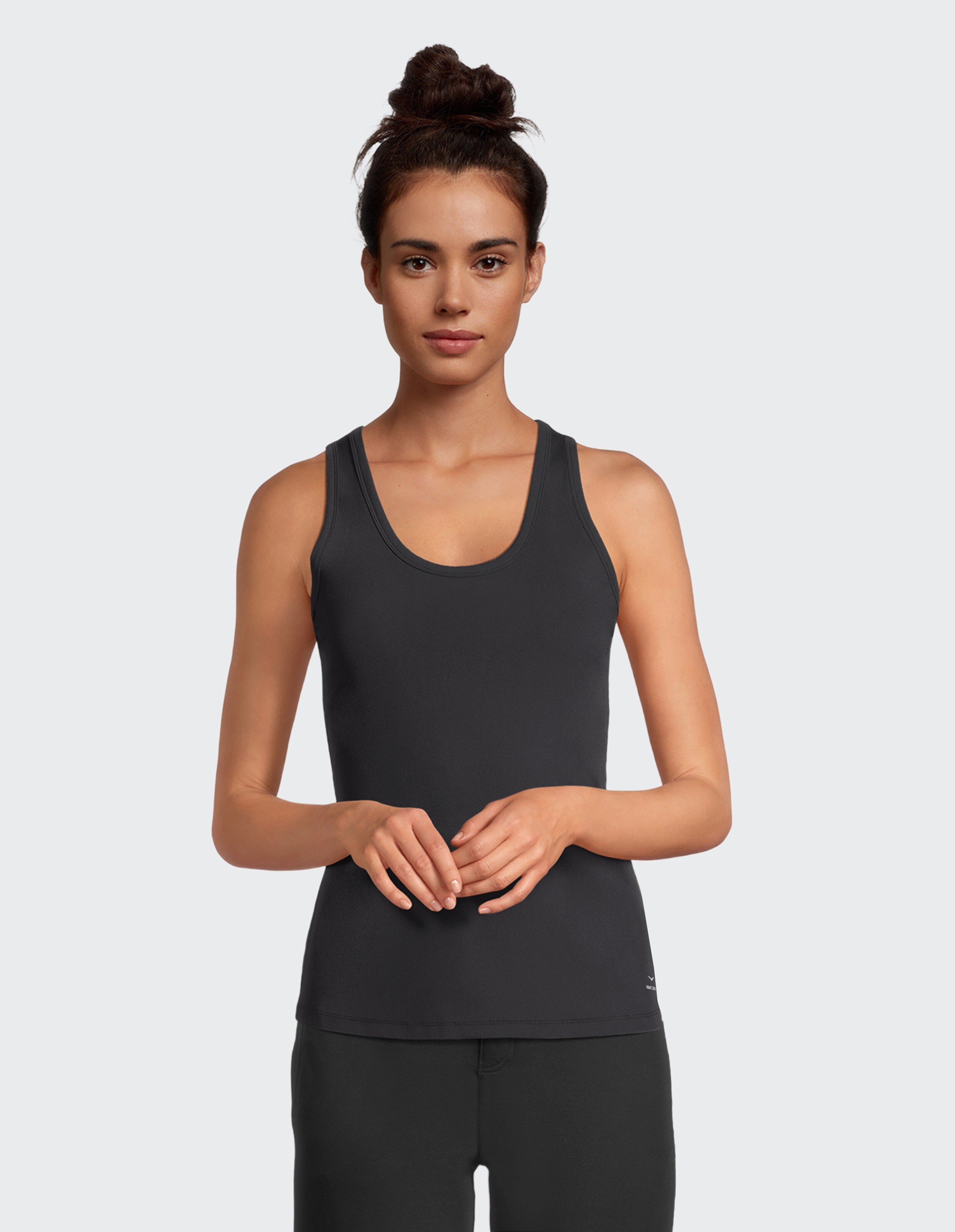 Das Model trägt ein schwarzes Tanktop, perfekt für Freizeitkleidung und zum Faulenzen.
