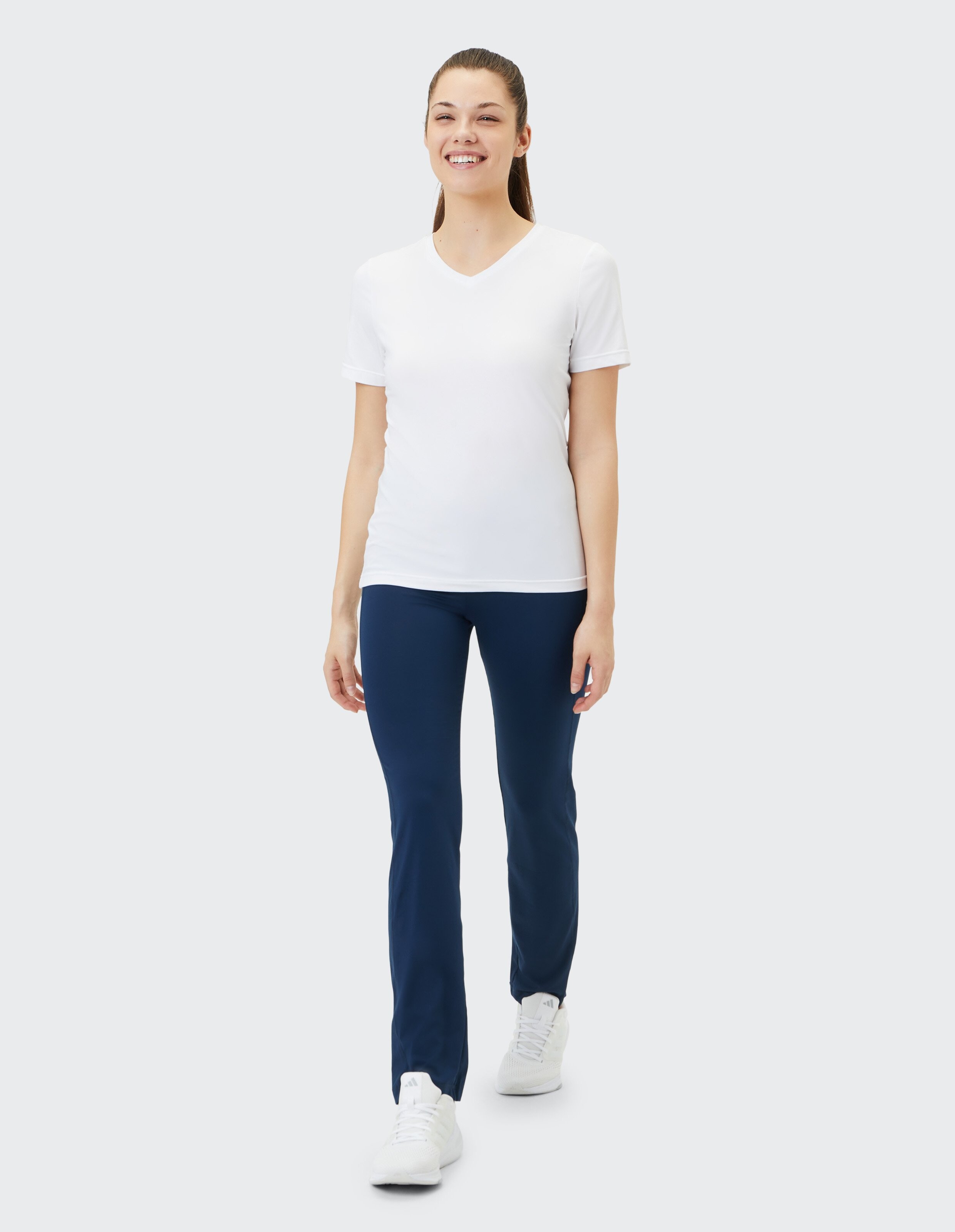 Dunkelblaue, gerade geschnittene Sporthose mit hohem elastischem Bund aus weichem Material, perfekt für Bewegung und Komfort.