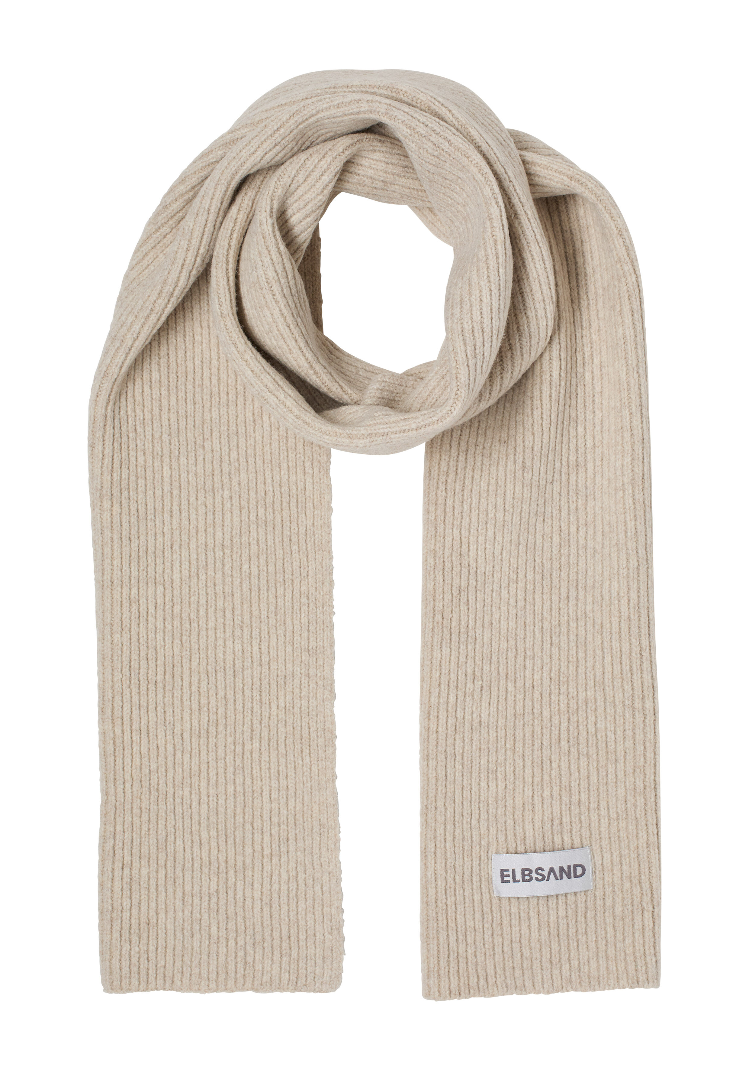 Kuscheliger beigefarbener Rippstrickschal mit ELBSAND-Logo-Patch für lässigen Winter-Style.