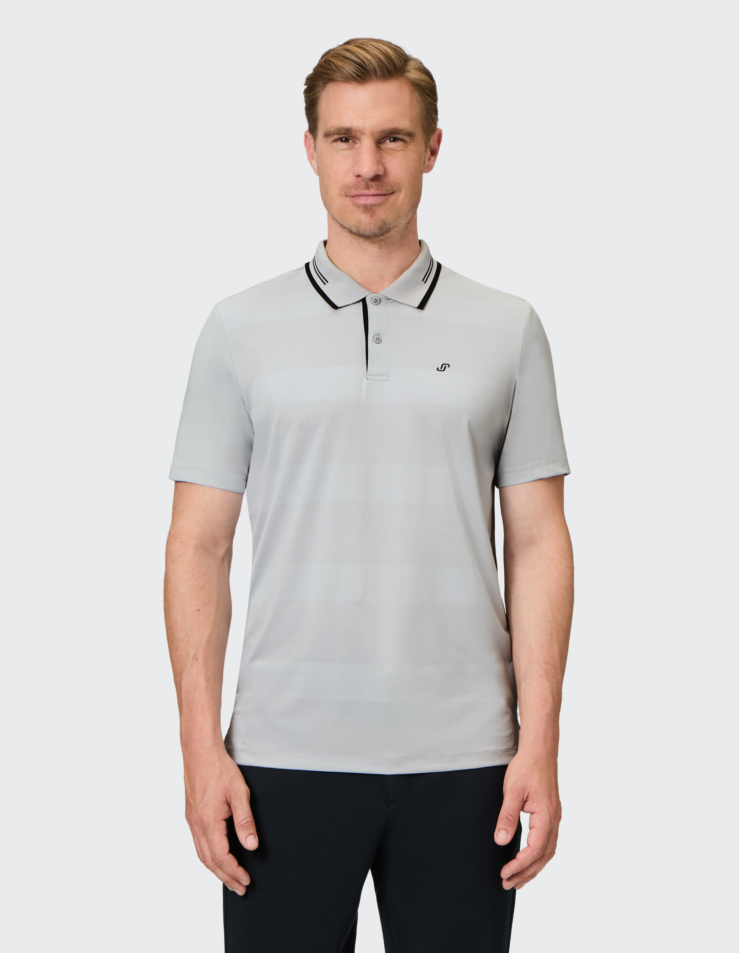 Hellgraues Herren-Poloshirt mit schwarzen Akzenten, perfekt für Freizeitausflüge.