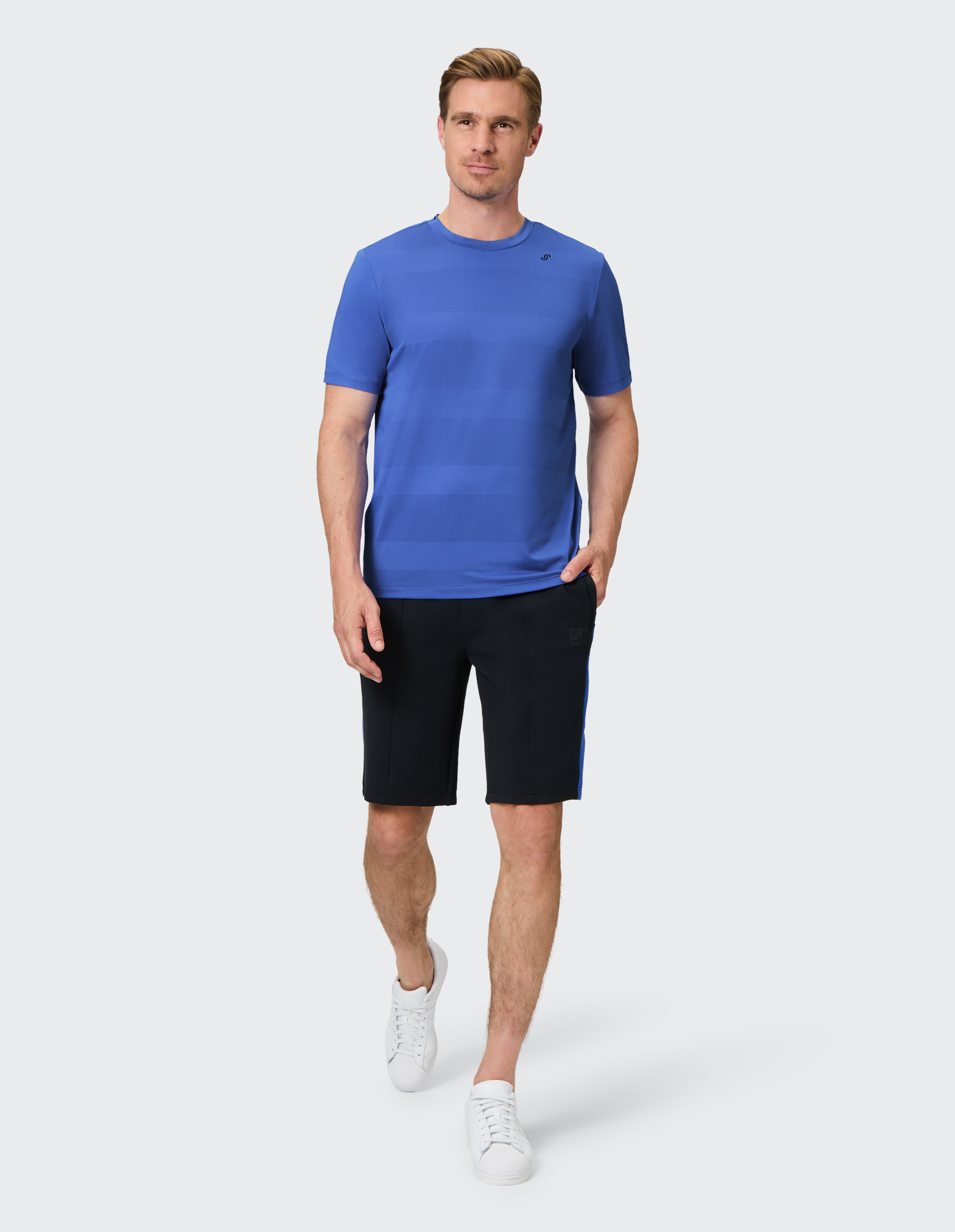 Mann in einem blau gestreiften T-Shirt und schwarzen Shorts, perfekt für Freizeitausflüge.