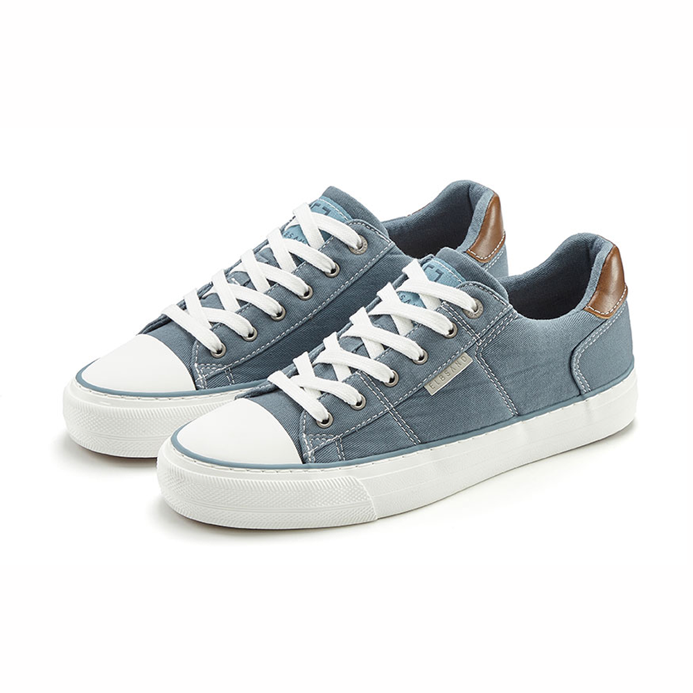 Lässige blaue Canvas-Sneaker mit weißen Schnürsenkeln und braunen Lederakzenten.