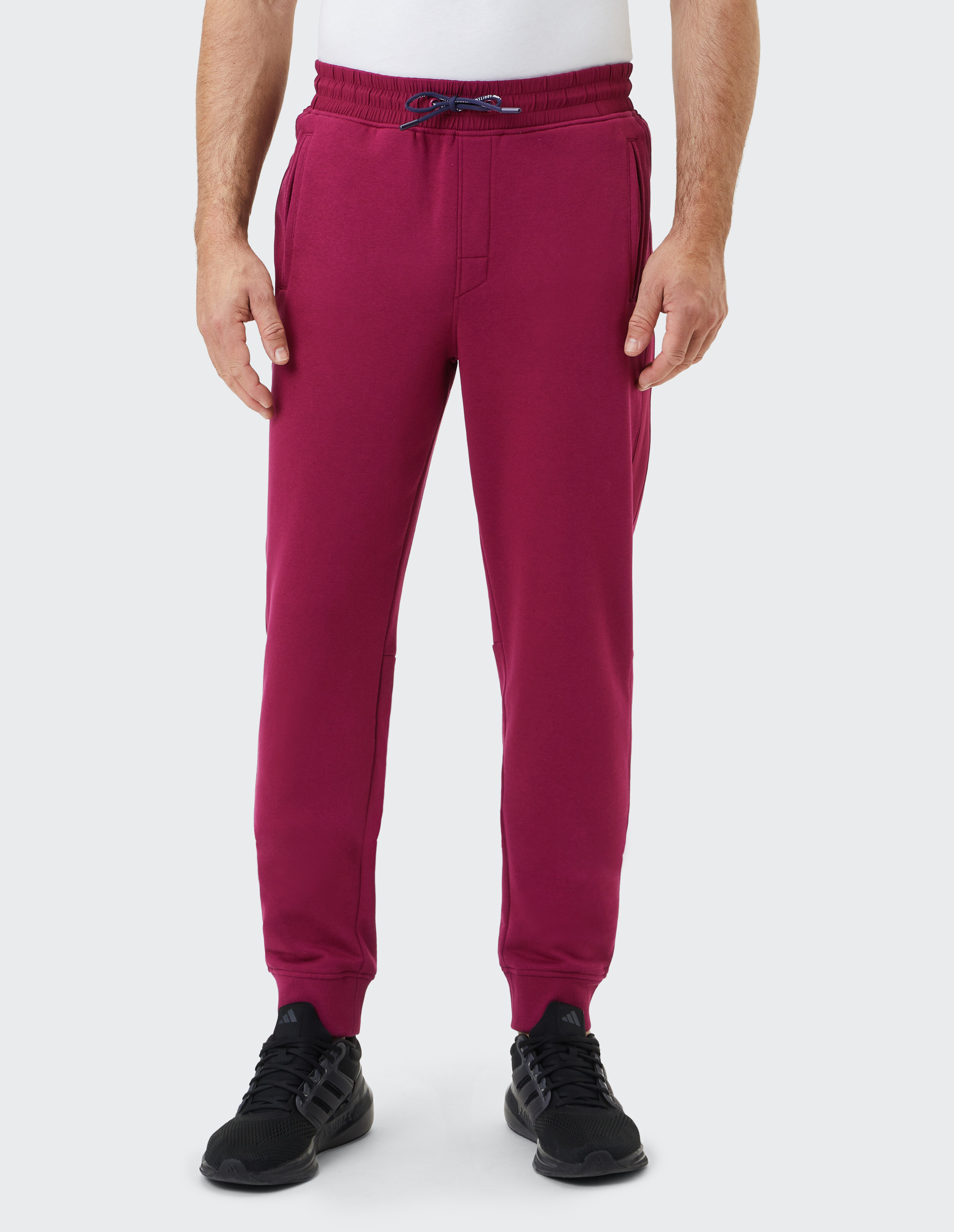 Bordeauxrote Jogginghose mit Kordelzug, elastischem Bund und Seitentaschen, geeignet für Freizeit und Sport.