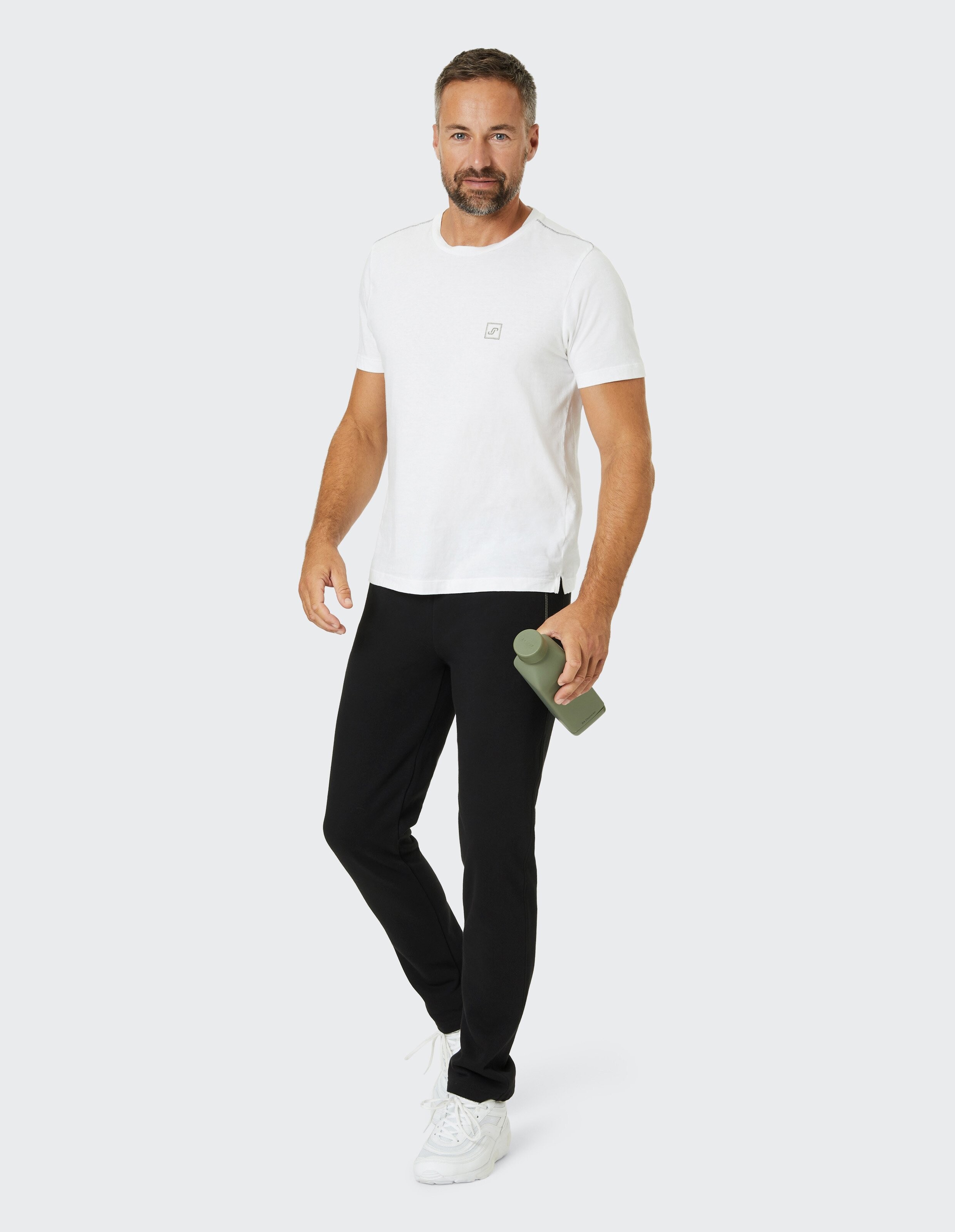 Schwarze Jogginghose mit elastischem Bund und geradem Schnitt, schlichtes Design ohne sichtbare Logos oder Muster.