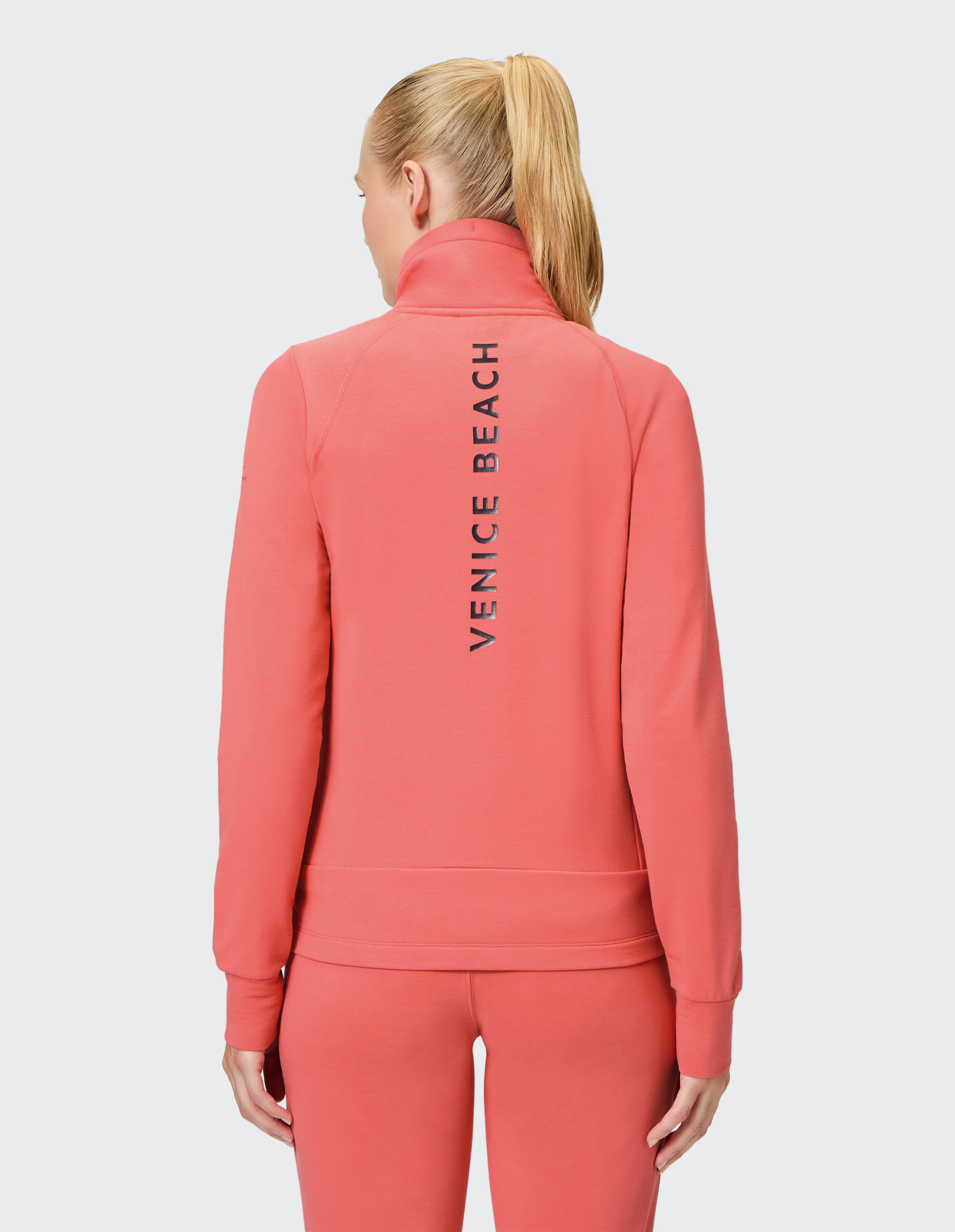 Rückansicht eines korallenroten Sweatshirts mit Reißverschluss und „Venice Beach“-Schriftzug, perfekt für Freizeitkleidung.