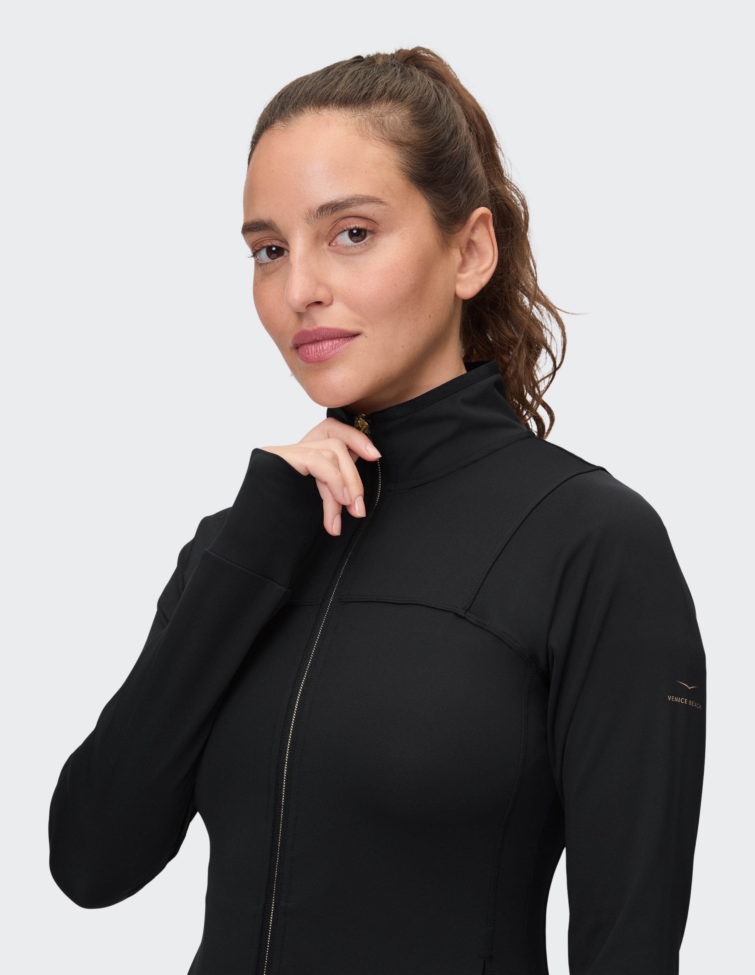Frau trägt eine schwarze ELBSAND-Jacke mit Reißverschluss für gemütliche, lässige Loungewear.