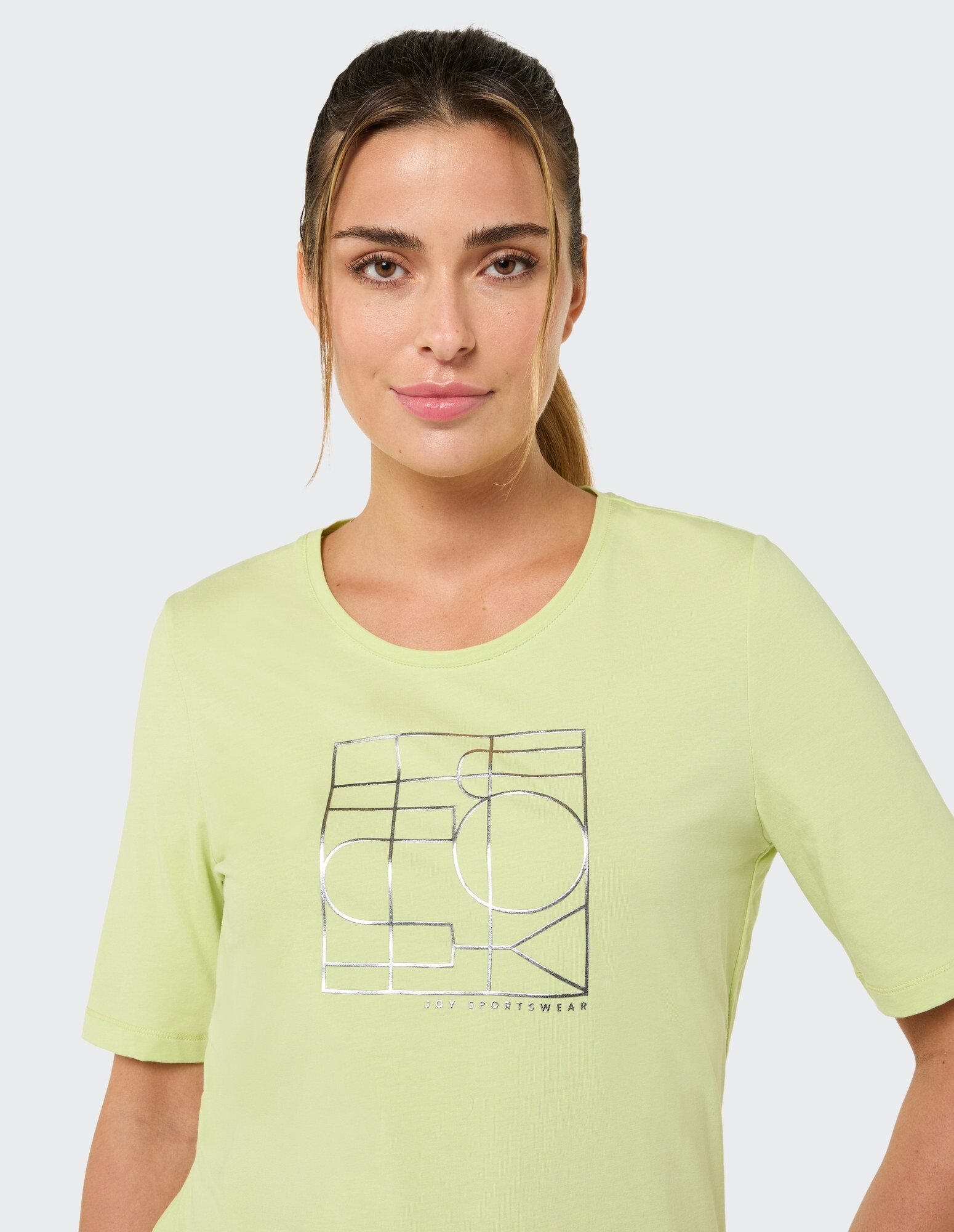 Hellgrünes, lässiges T-Shirt mit metallischem Grafikdruck, perfekt für entspannte Ausflüge.