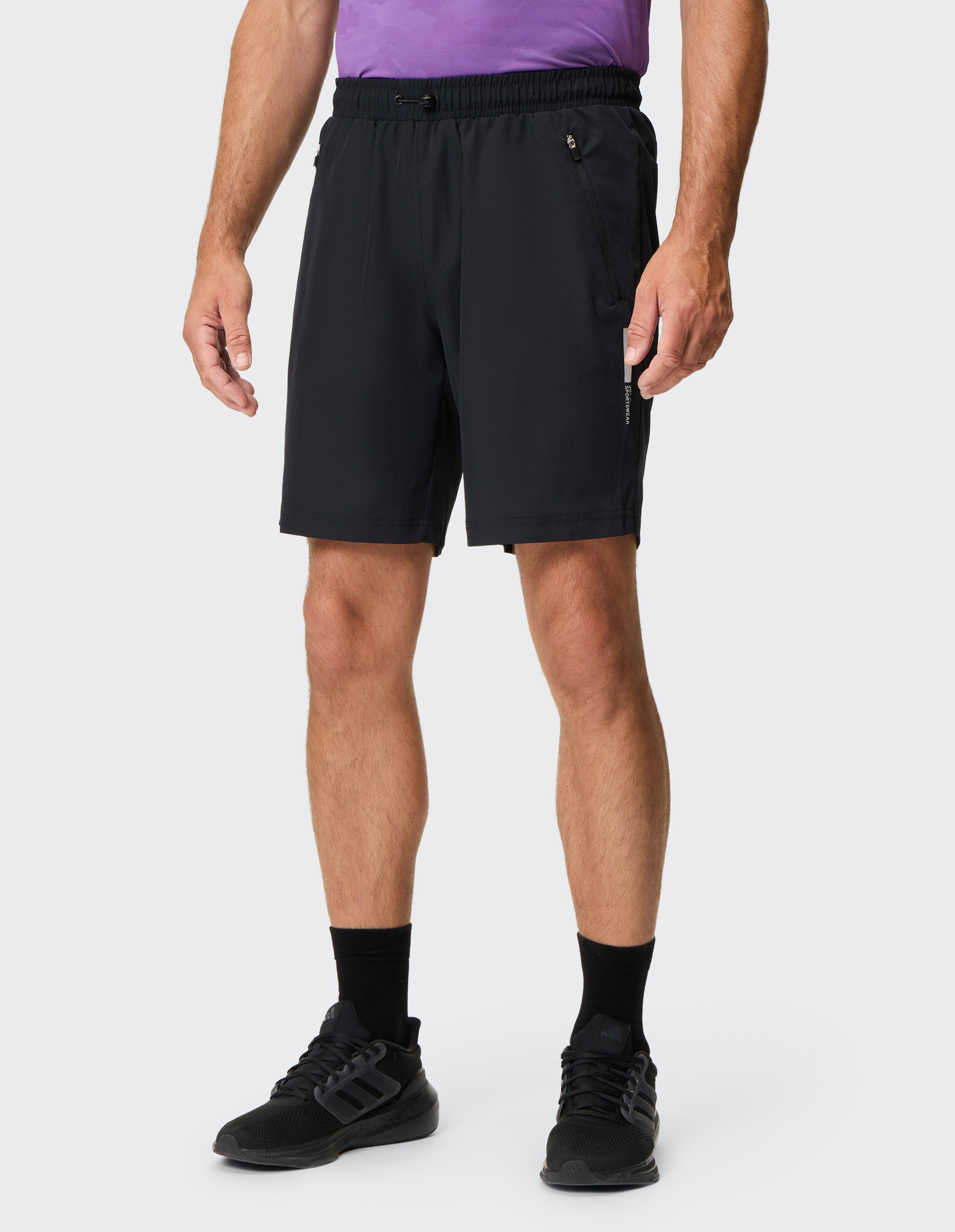 Schwarze Freizeitshorts für Herren mit elastischem Bund und Seitentaschen.