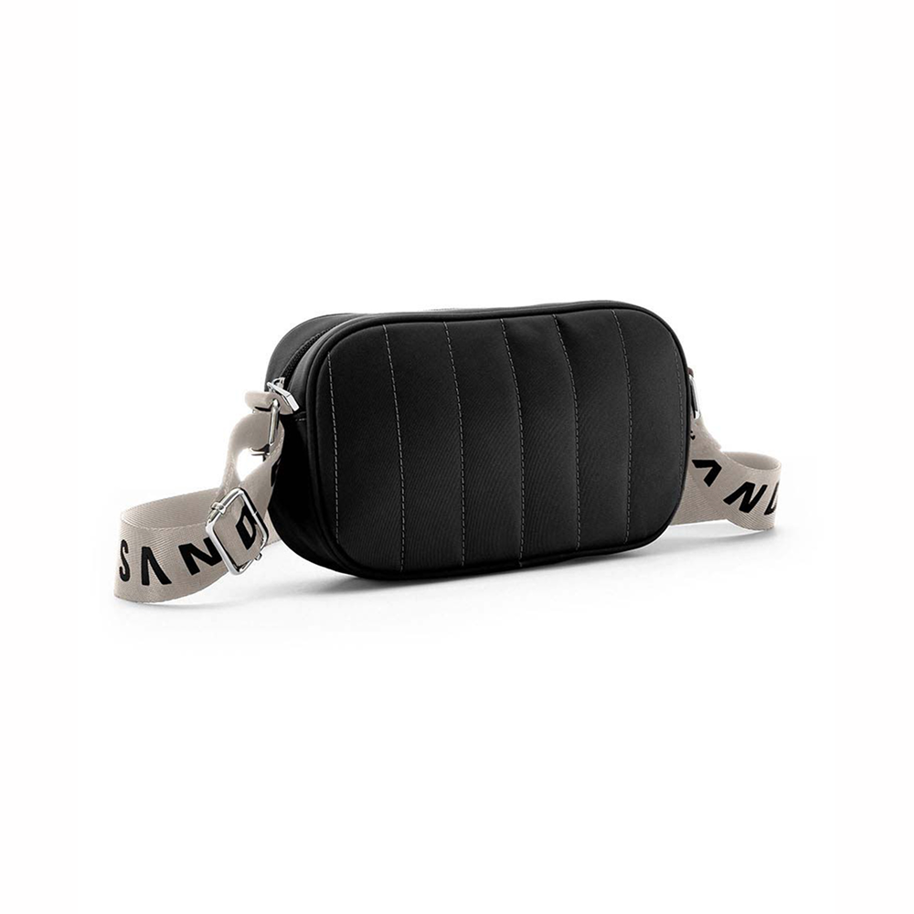 Stylische schwarze Umhängetasche mit Steppdesign und Logo-Riemen.