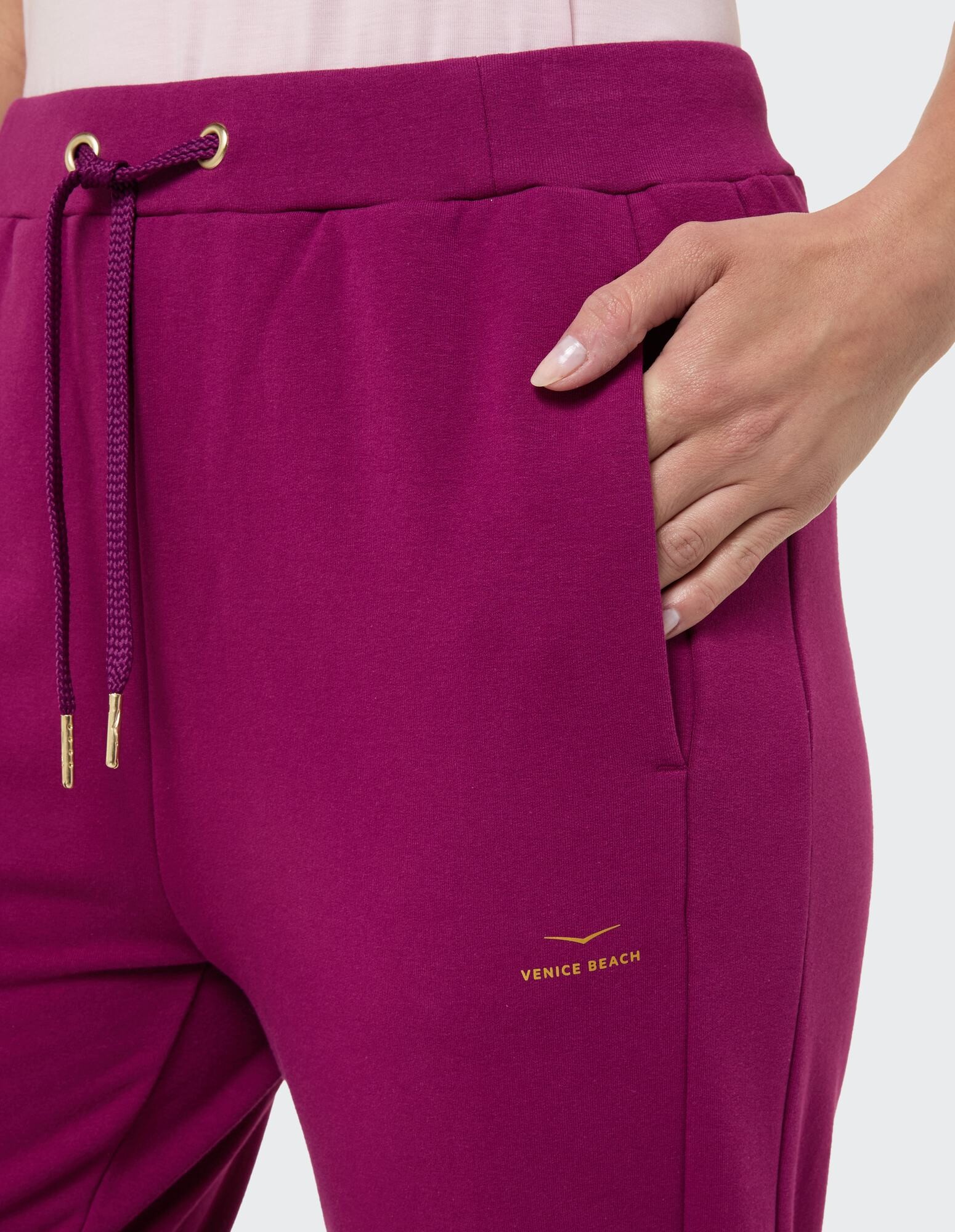 Nahaufnahme einer lila Jogginghose von Venice Beach mit Kordelzug und Seitentasche.