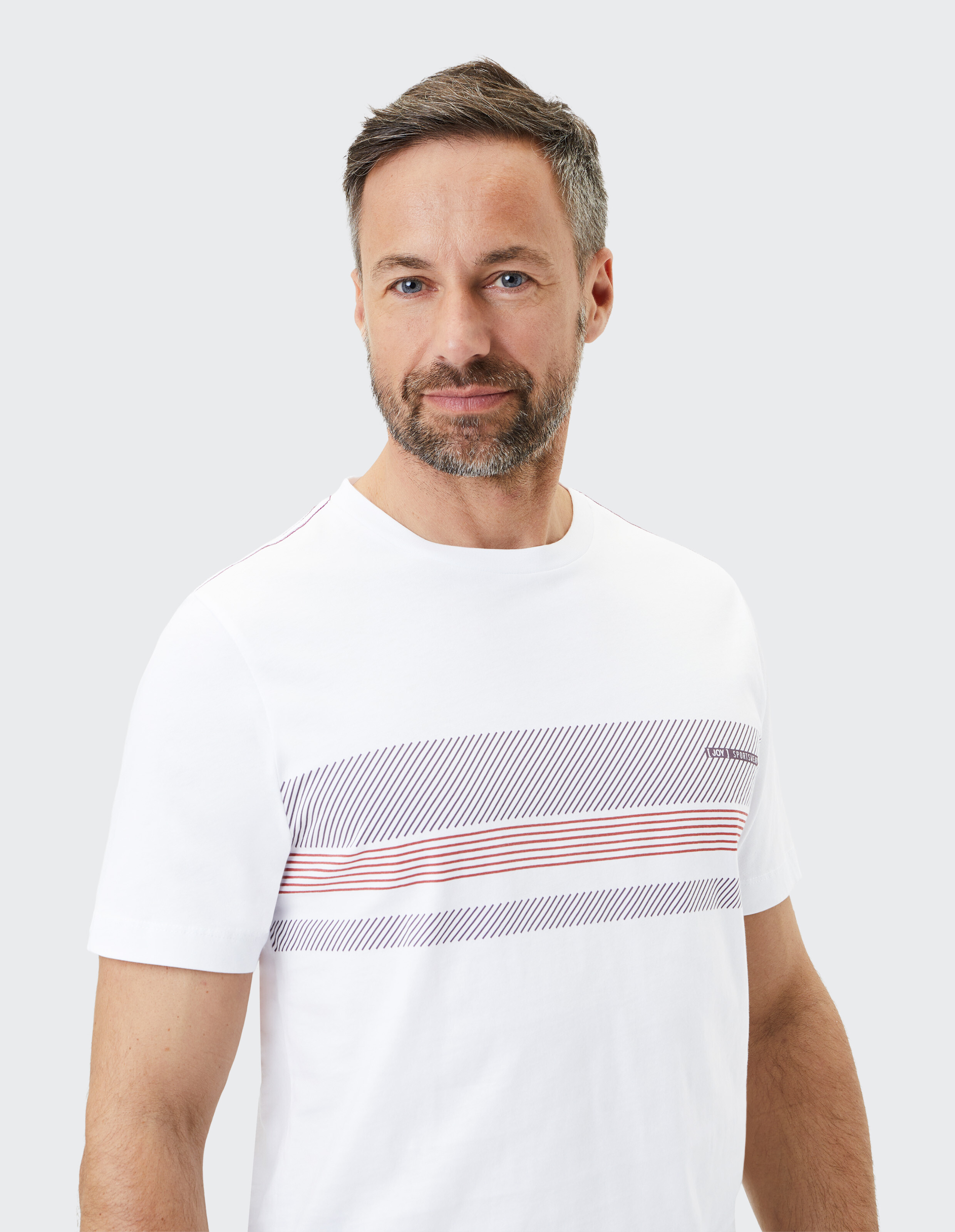 Weißes T-Shirt mit schmalen, horizontalen Linien in Schwarz und Rot auf Brusthöhe; Rundhals-Ausschnitt und kurze Ärmel.