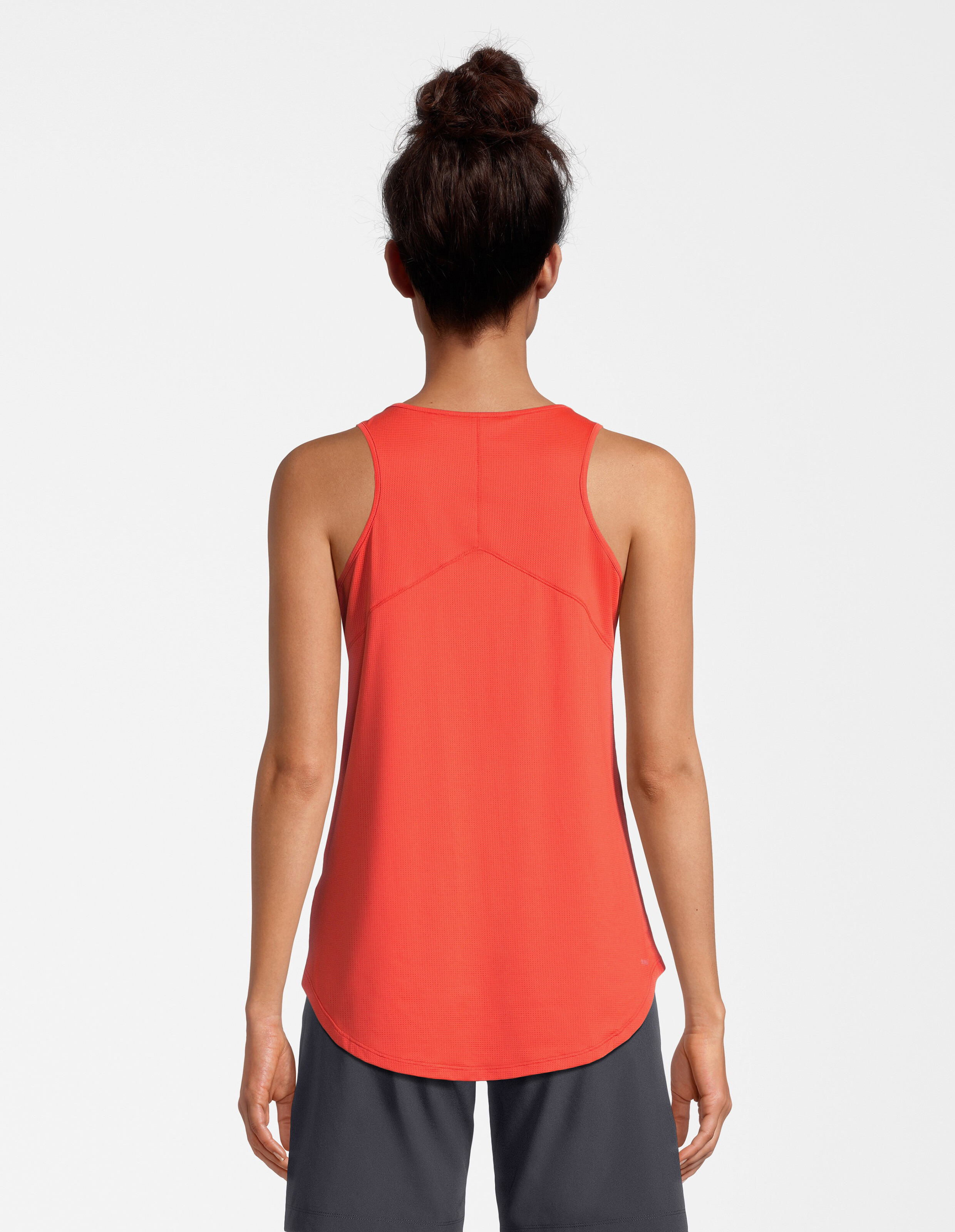 Rückansicht einer Frau in einem leuchtend roten Tanktop, perfekt für Freizeitkleidung.