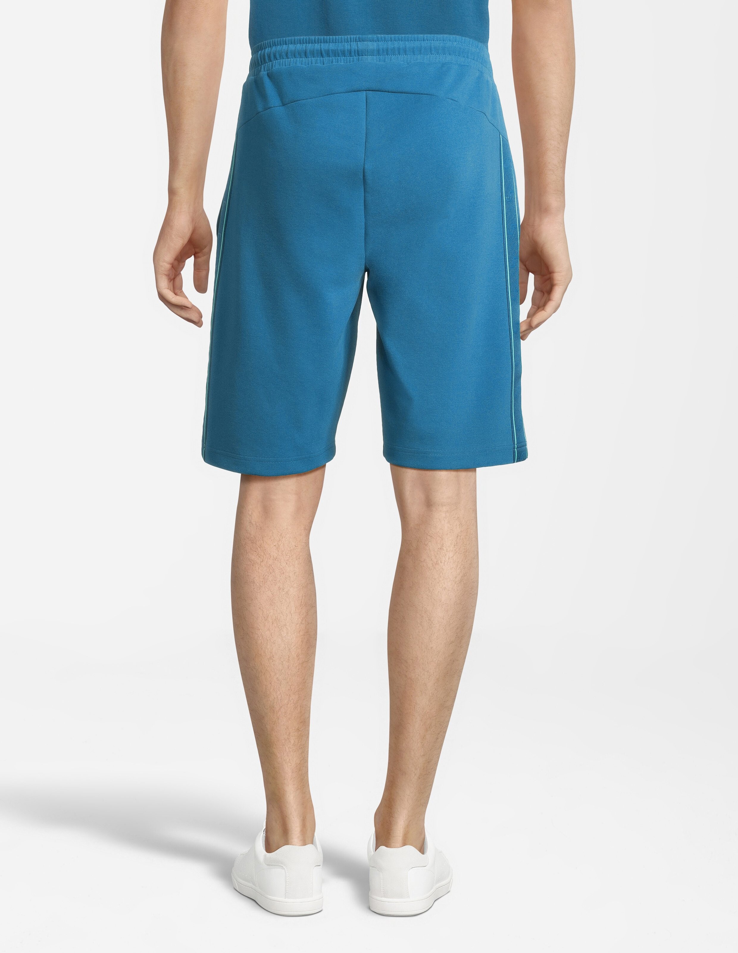 Blaue Shorts mit elastischem Bund und schwarz-gelb gestreiftem Kordelzug, vor hellem Hintergrund präsentiert.