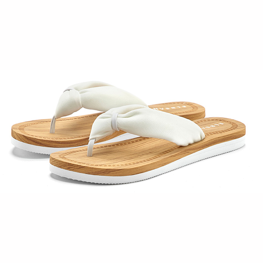 Gemütliche, weiße, geknotete Flip-Flops mit Bambussohle für Freizeitkleidung.
