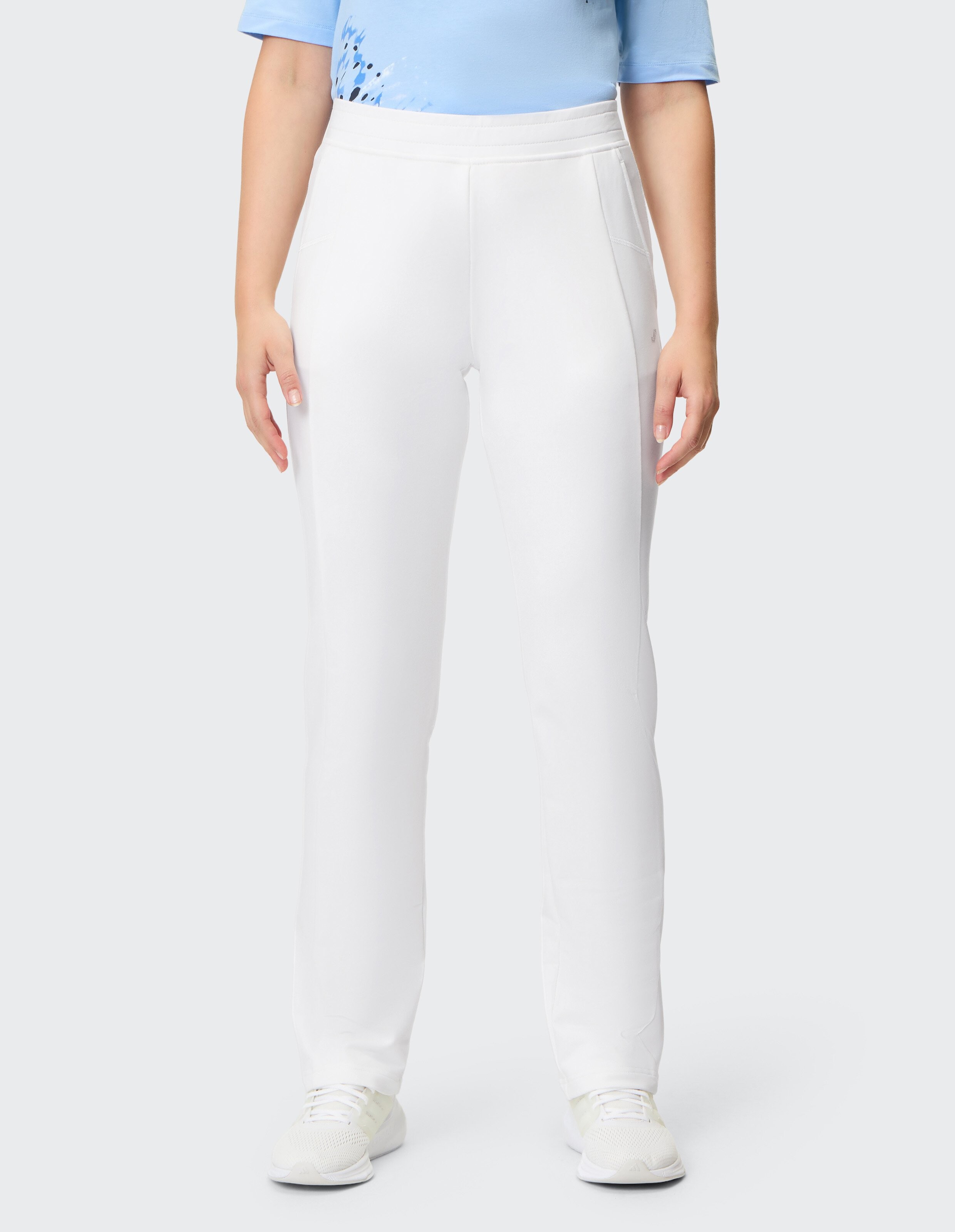 Weiße, schlichte Damenhose in gerade geschnittener Form aus glattem Stoff, geeignet für lässige Anlässe oder sportliche Aktivitäten.