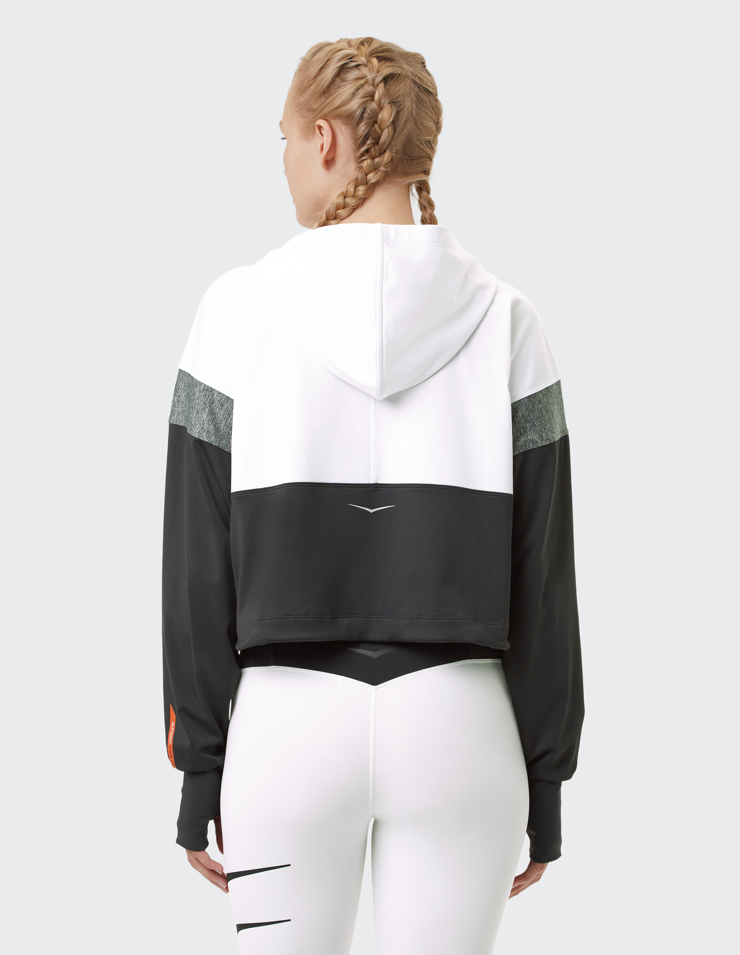Frau trägt einen weiß-schwarzen Venice Beach Colorblock-Hoodie für Freizeitkleidung.