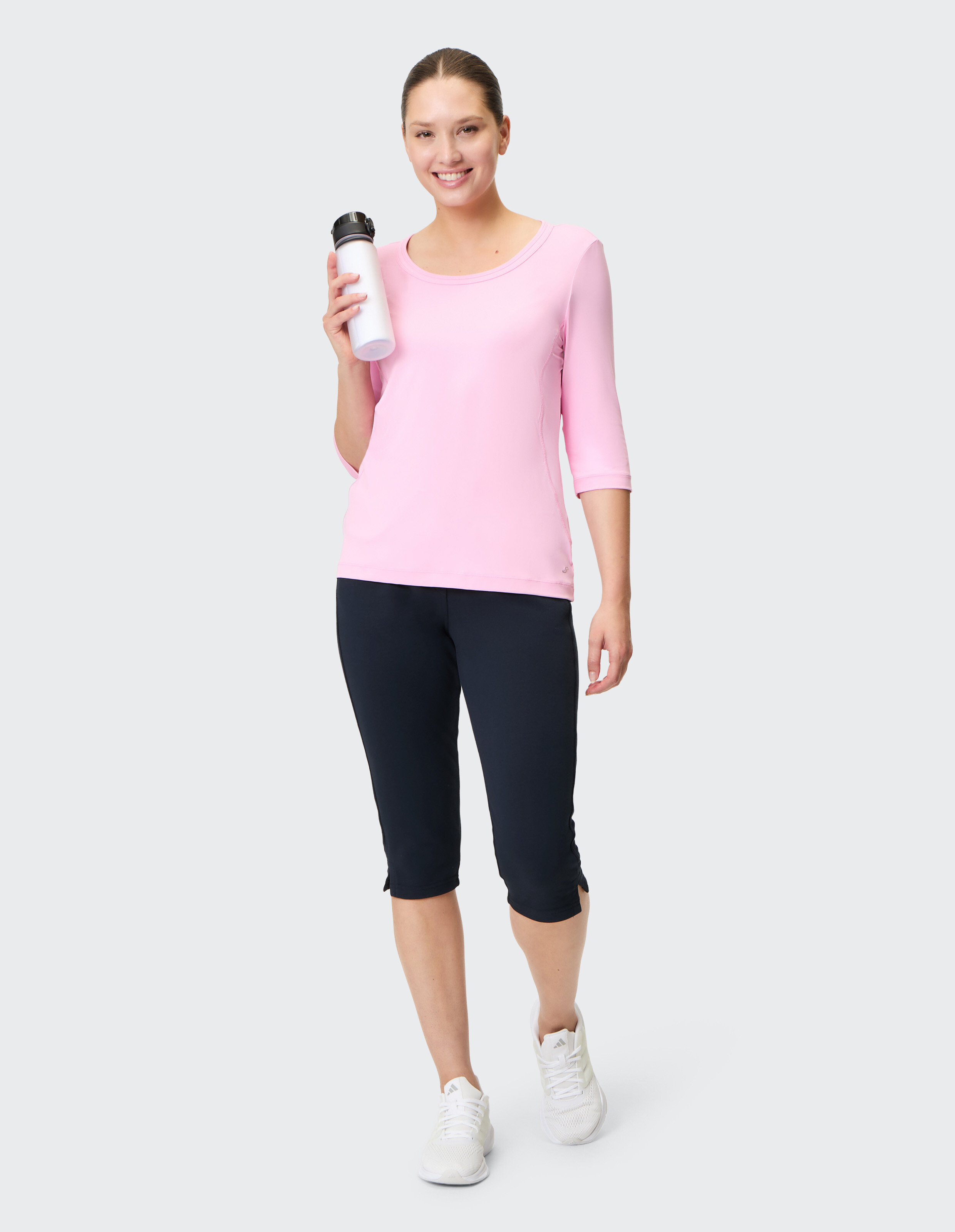 Schwarze, knielange Jogginghose mit Taschen und Kordelzug am elastischen Bund, ideal für sportliche Aktivitäten und Freizeit.