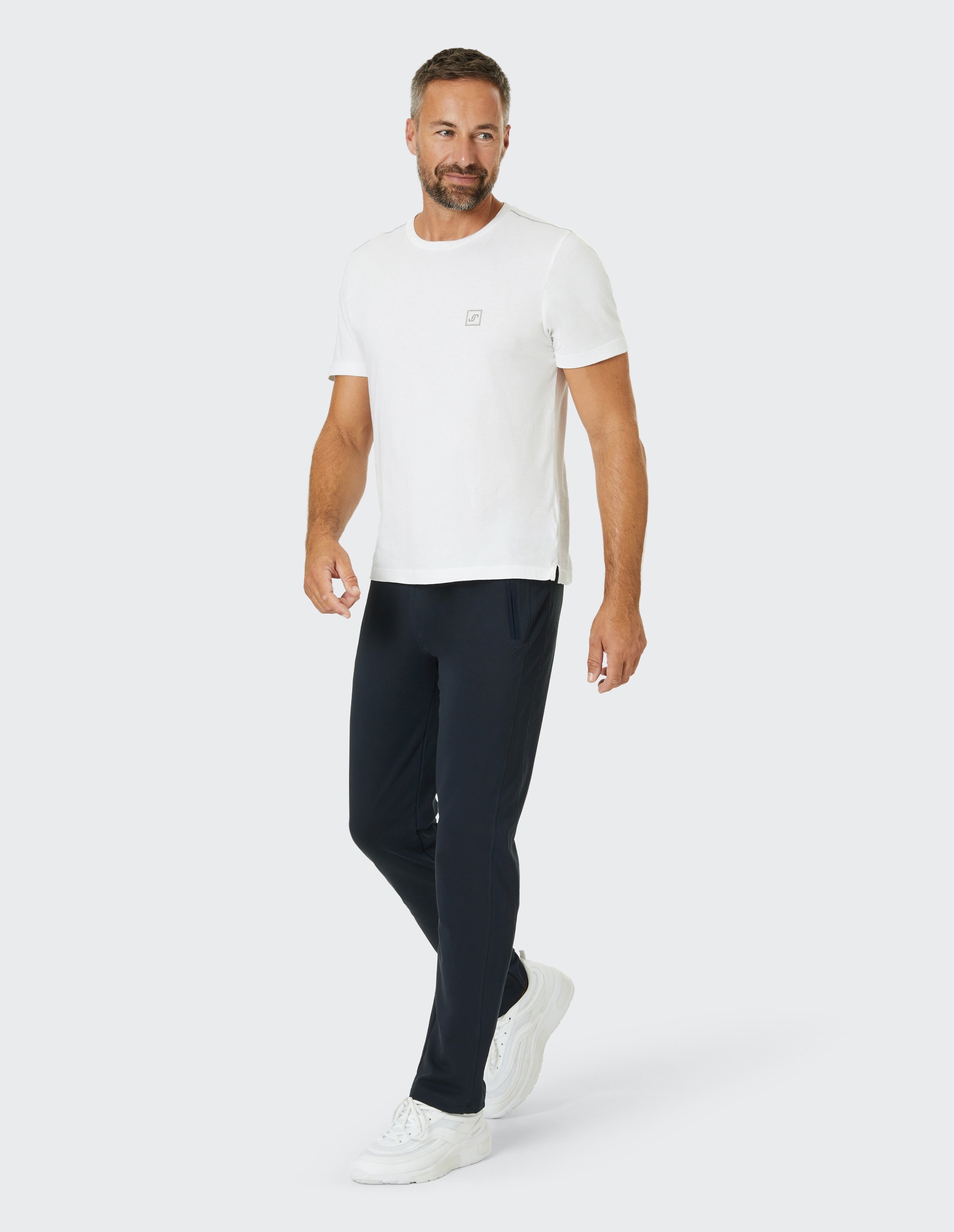 Schwarze Jogginghose mit elastischem Bund und zwei seitlichen Reißverschlusstaschen, aus weichem Stoff, gerade geschnitten.