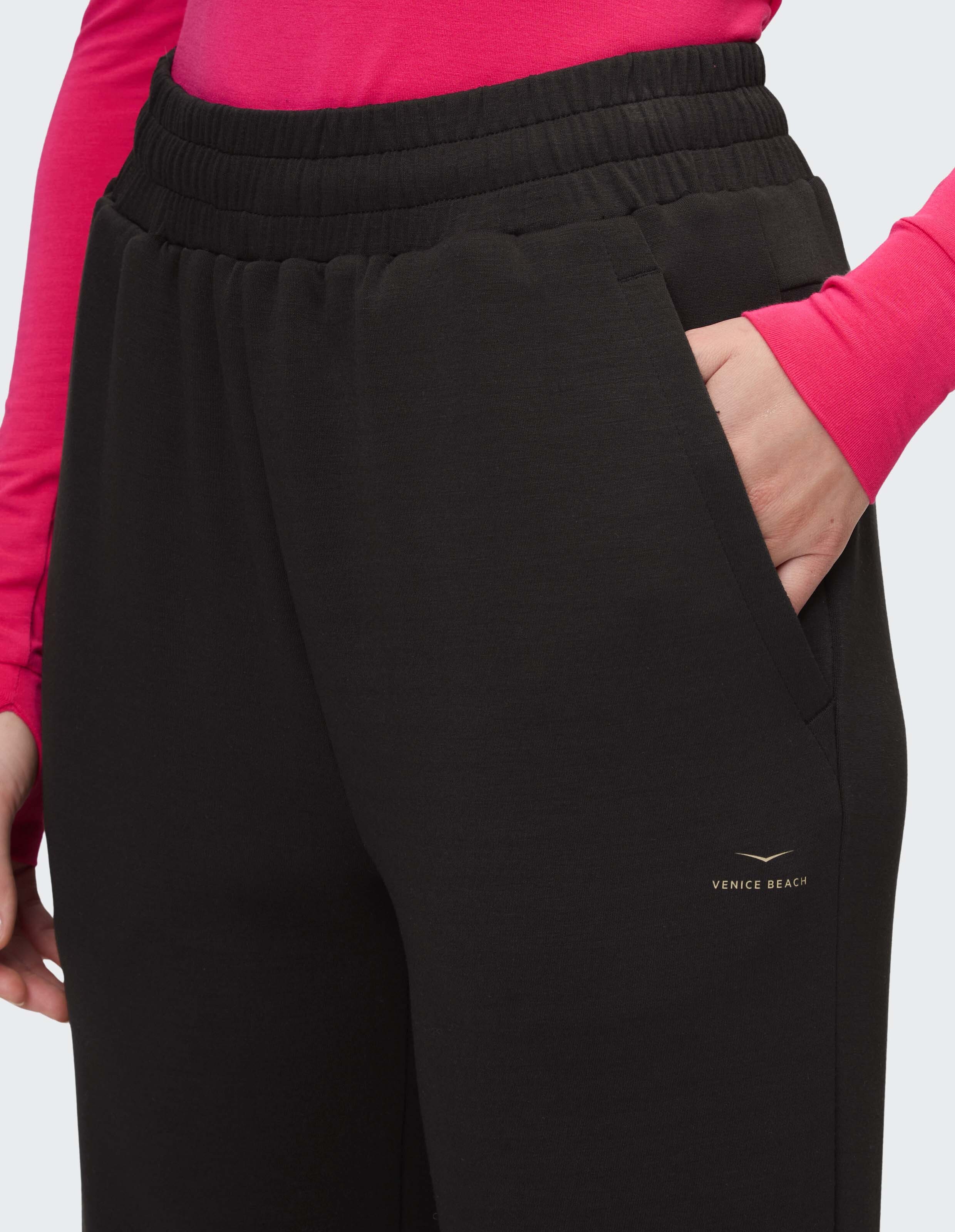 Schwarze, lässige Lounge-Hose mit elastischem Bund und Seitentaschen von Venice Beach.