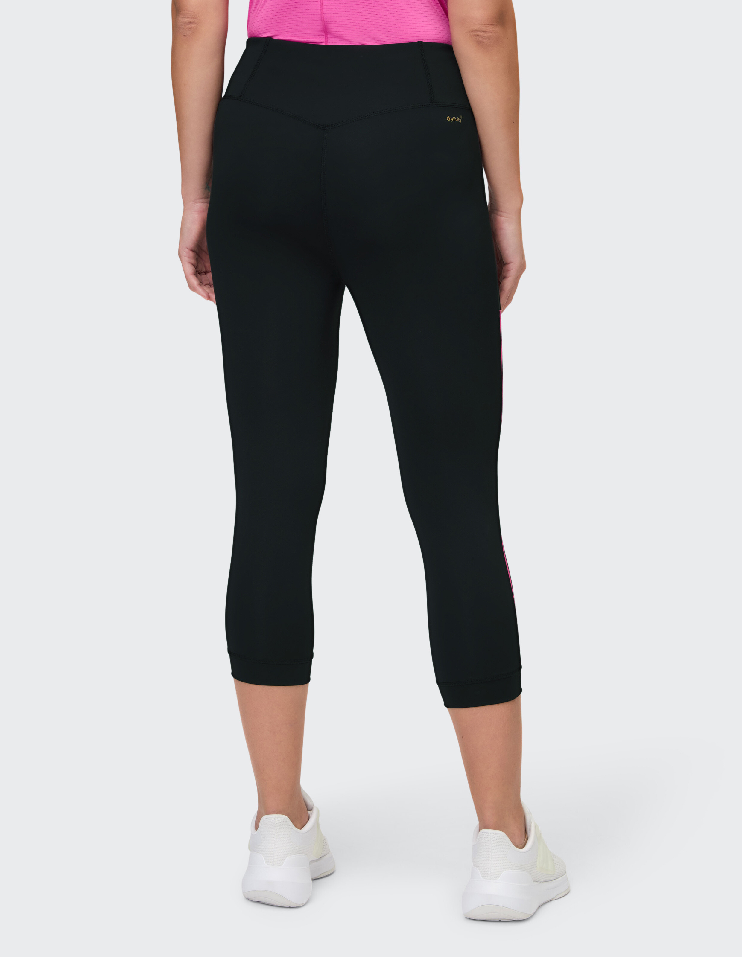 Rückansicht einer schwarzen Capri-Leggings mit rosa Seitenstreifen für lässige Aktivkleidung.