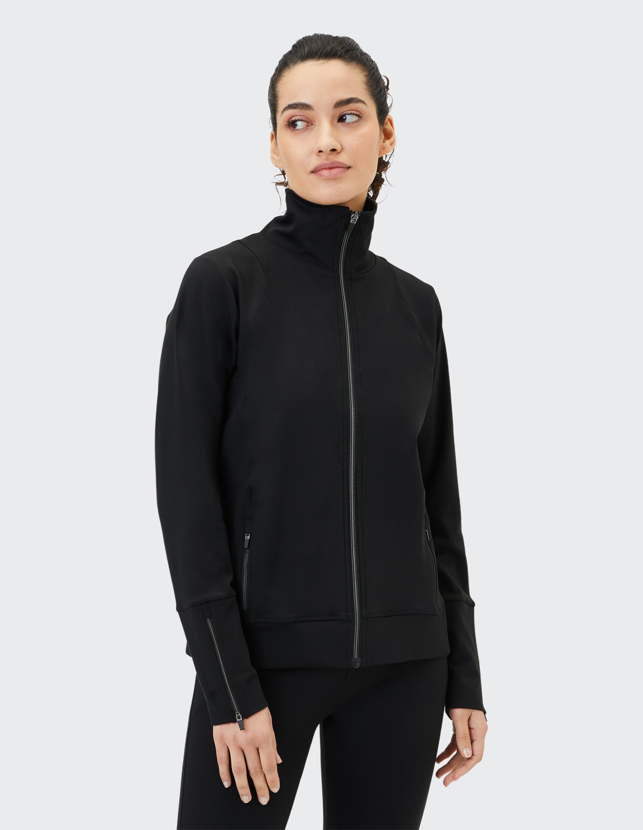 Frau trägt eine schwarze Sweatjacke von Venice Beach Caitria mit Reißverschluss für Freizeitkleidung.
