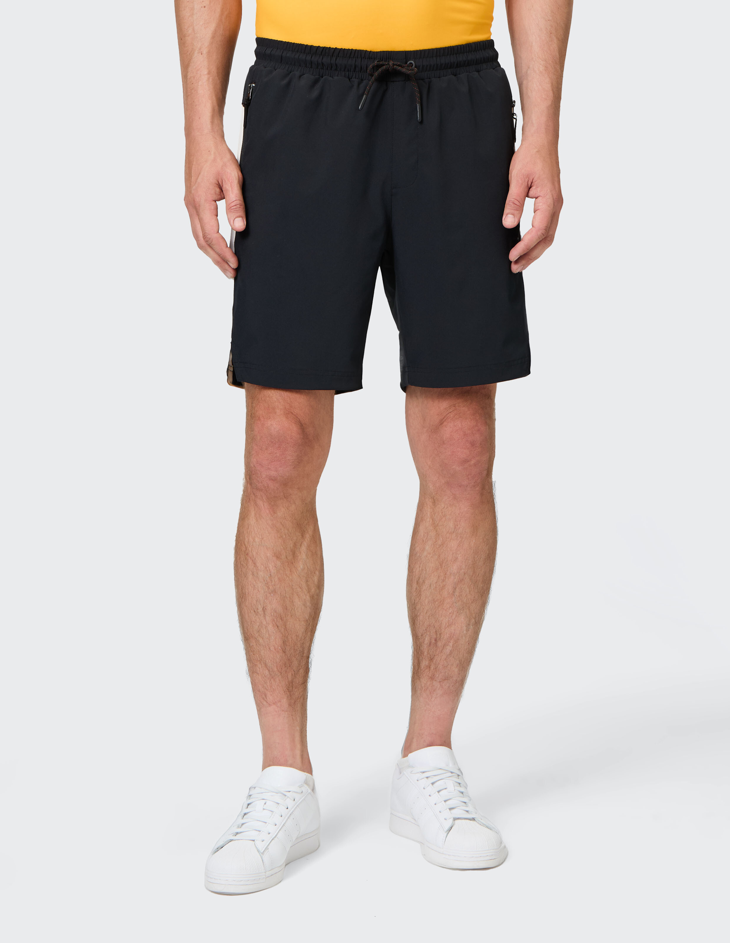 Mann trägt schwarze, lässige Shorts mit Kordelzug und Seitentaschen für einen bequemen, sportlichen Look.