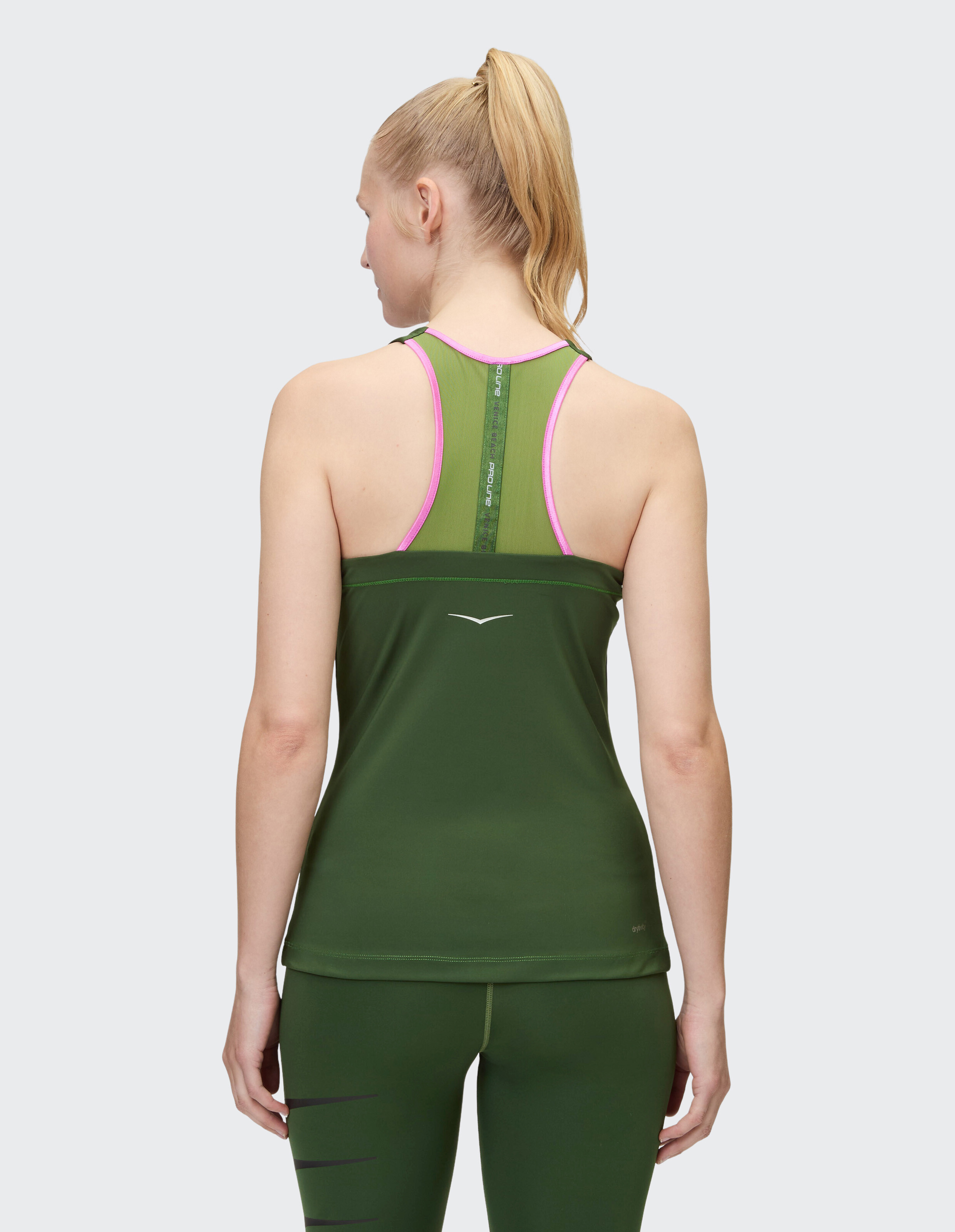 Rückansicht einer Frau in einem grünen Sport-Tanktop mit rosa Akzenten.