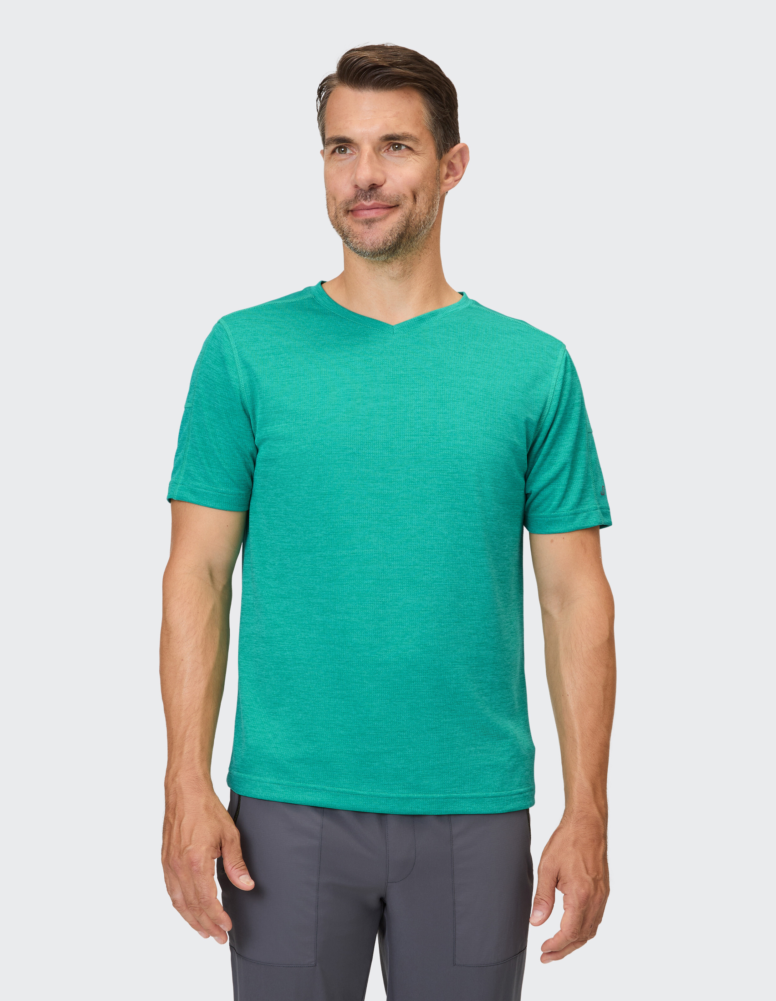 Grünes Herren-T-Shirt mit V-Ausschnitt und kurzen Ärmeln, perfekt für die Freizeit.