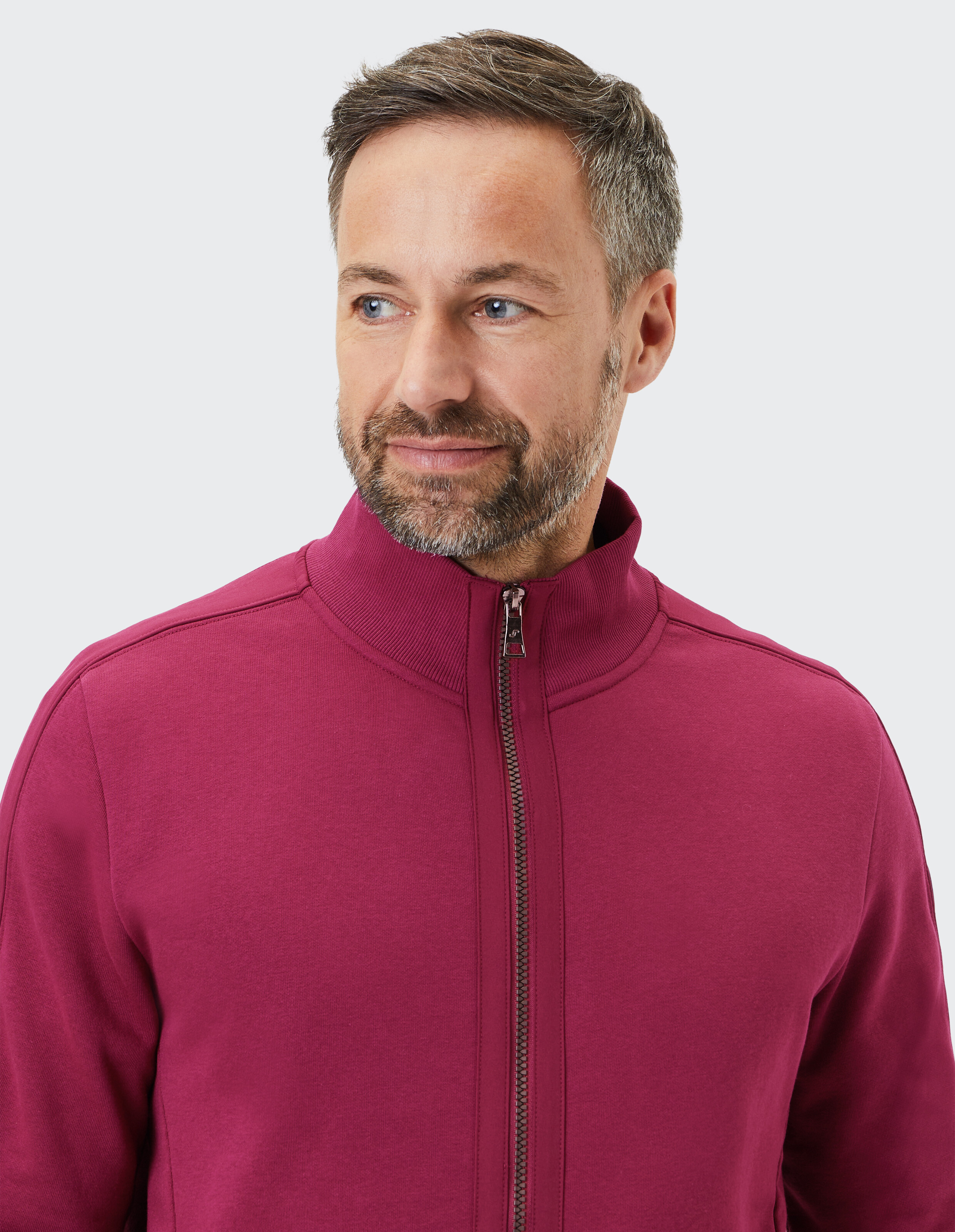 Kuschelige kastanienbraune Herrenjacke mit Reißverschluss und hohem Kragen, perfekt für Freizeitkleidung.