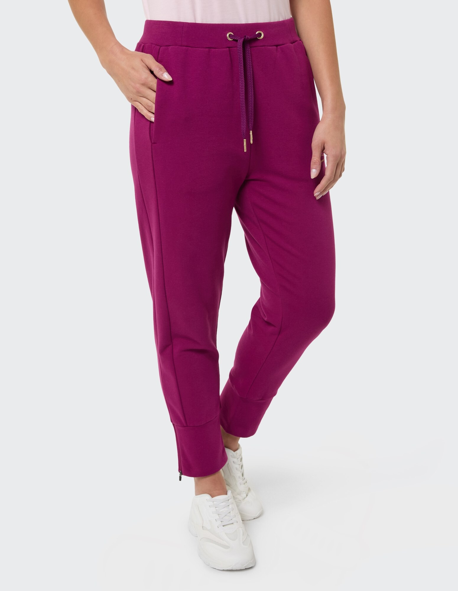 Gemütliche, magentafarbene Jogginghose mit Taschen und Kordelzug, perfekt für Freizeitkleidung.