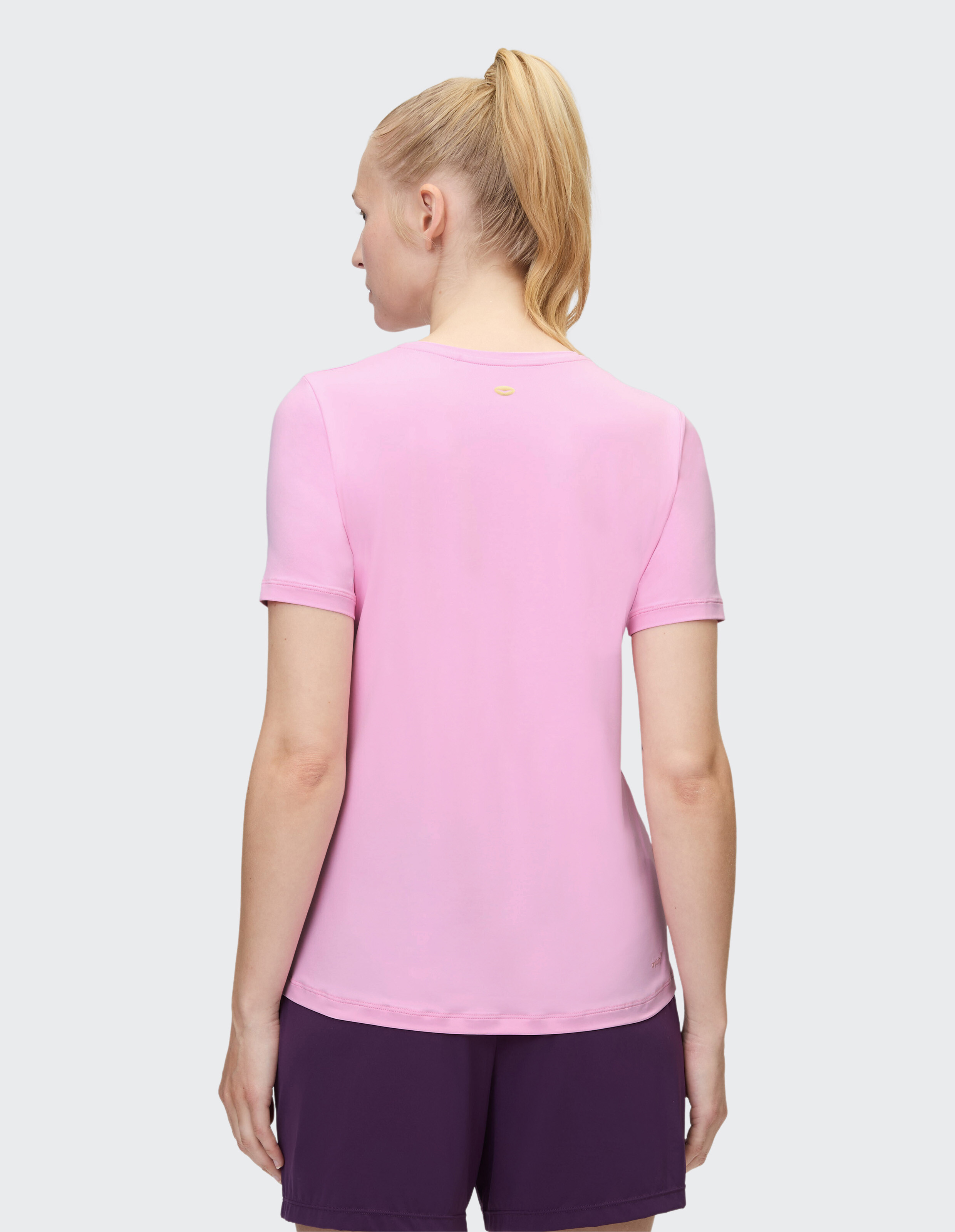 Rückansicht eines rosafarbenen Venice Beach Kurzarmshirt Sia für lässiges, bequemes Tragen.