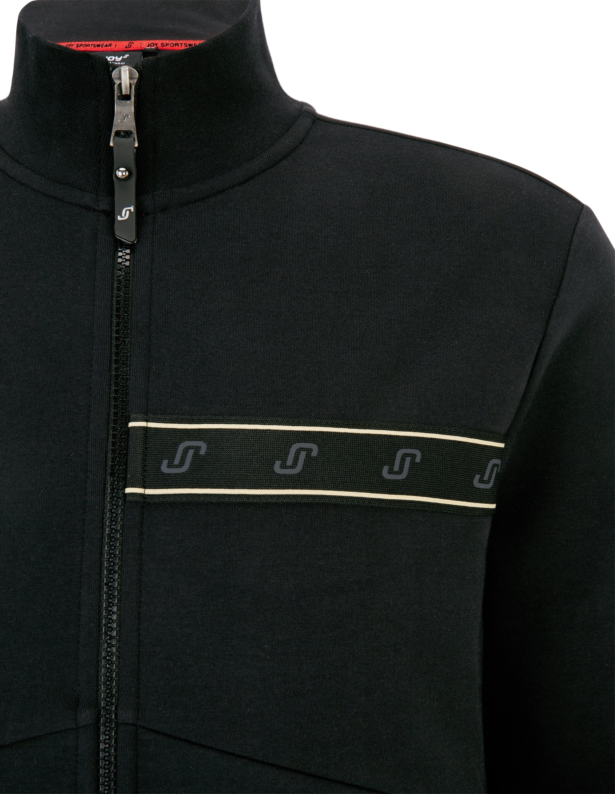 Schwarze Jacke mit Reißverschluss, Stehkragen und Zierstreifen mit grauen Mustern auf Brusthöhe, Detailansicht.