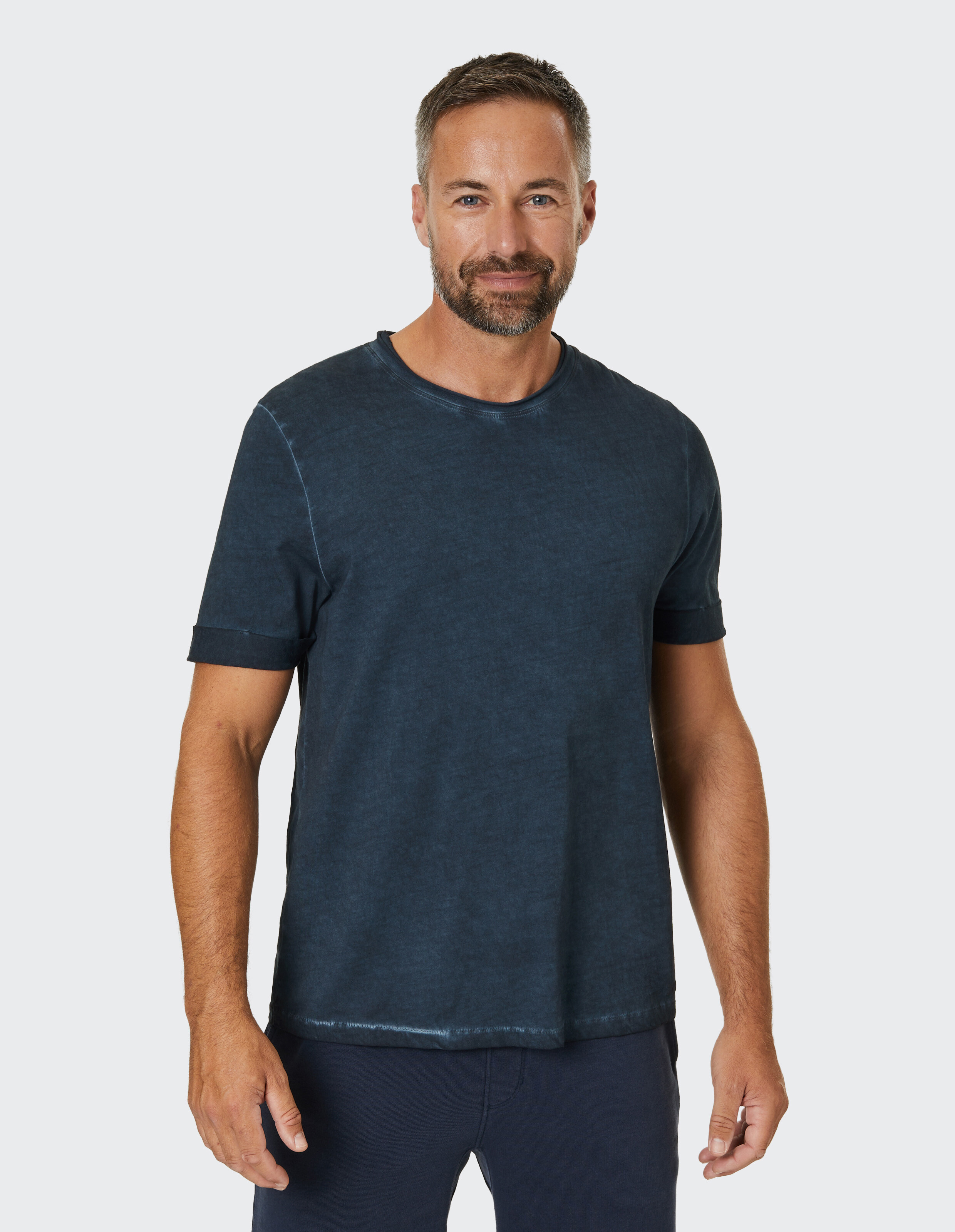 Ein schlichtes, dunkelblaues T-Shirt mit rundem Halsausschnitt und kurzen Ärmeln, ideal für einen lässigen Look.