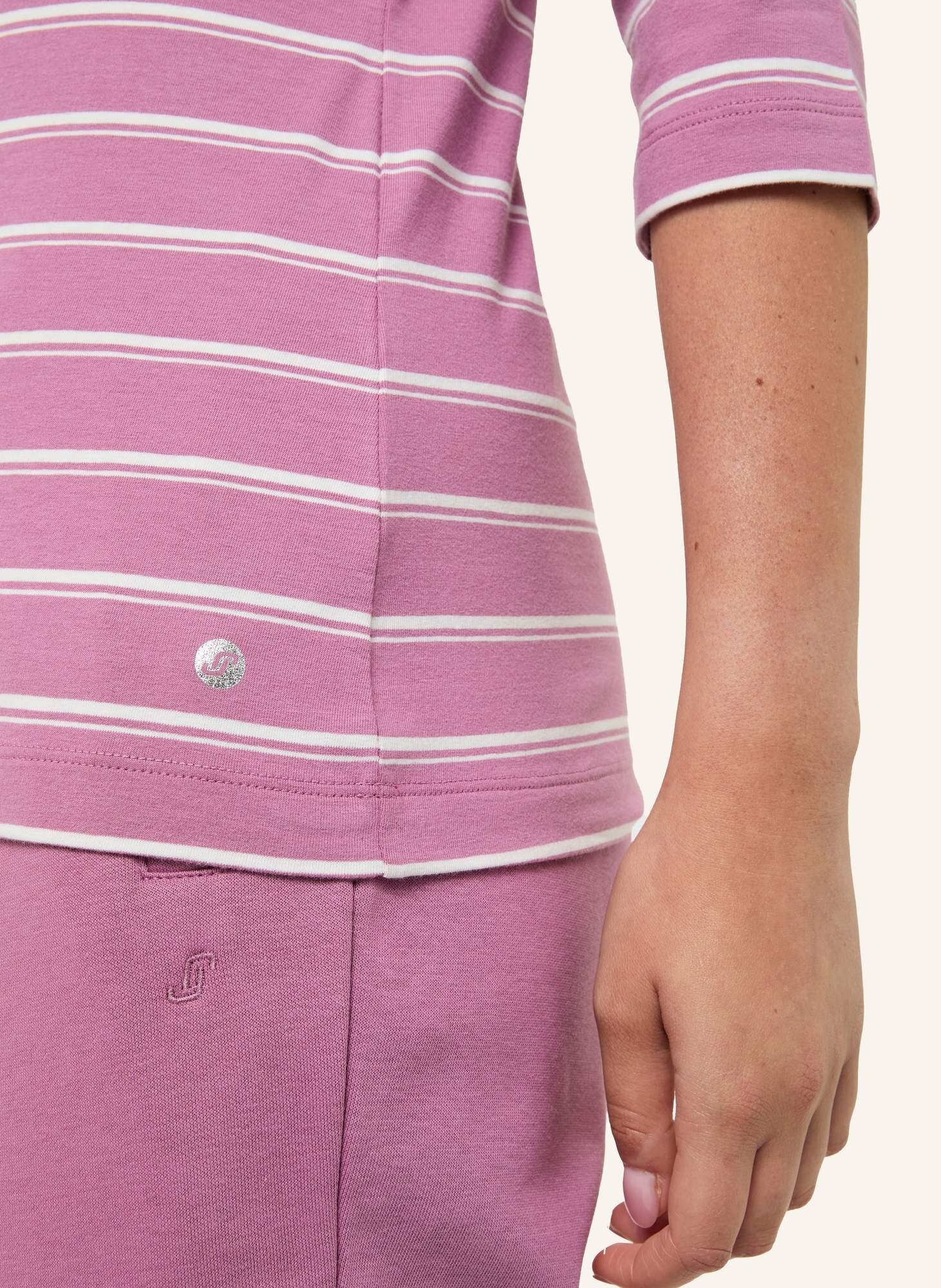 Nahaufnahme eines rosa gestreiften Freizeitoberteils mit Dreiviertelärmeln und Logodetail.
