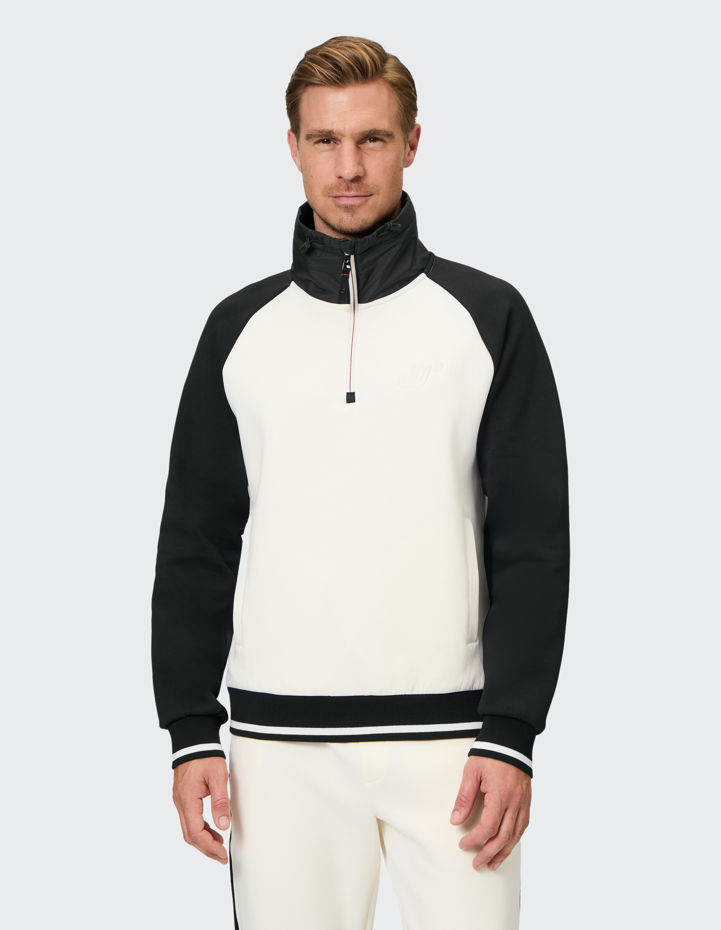 Gemütliches Herren-Pullover in Schwarz und Weiß mit hohem Kragen und sportlichem Design.