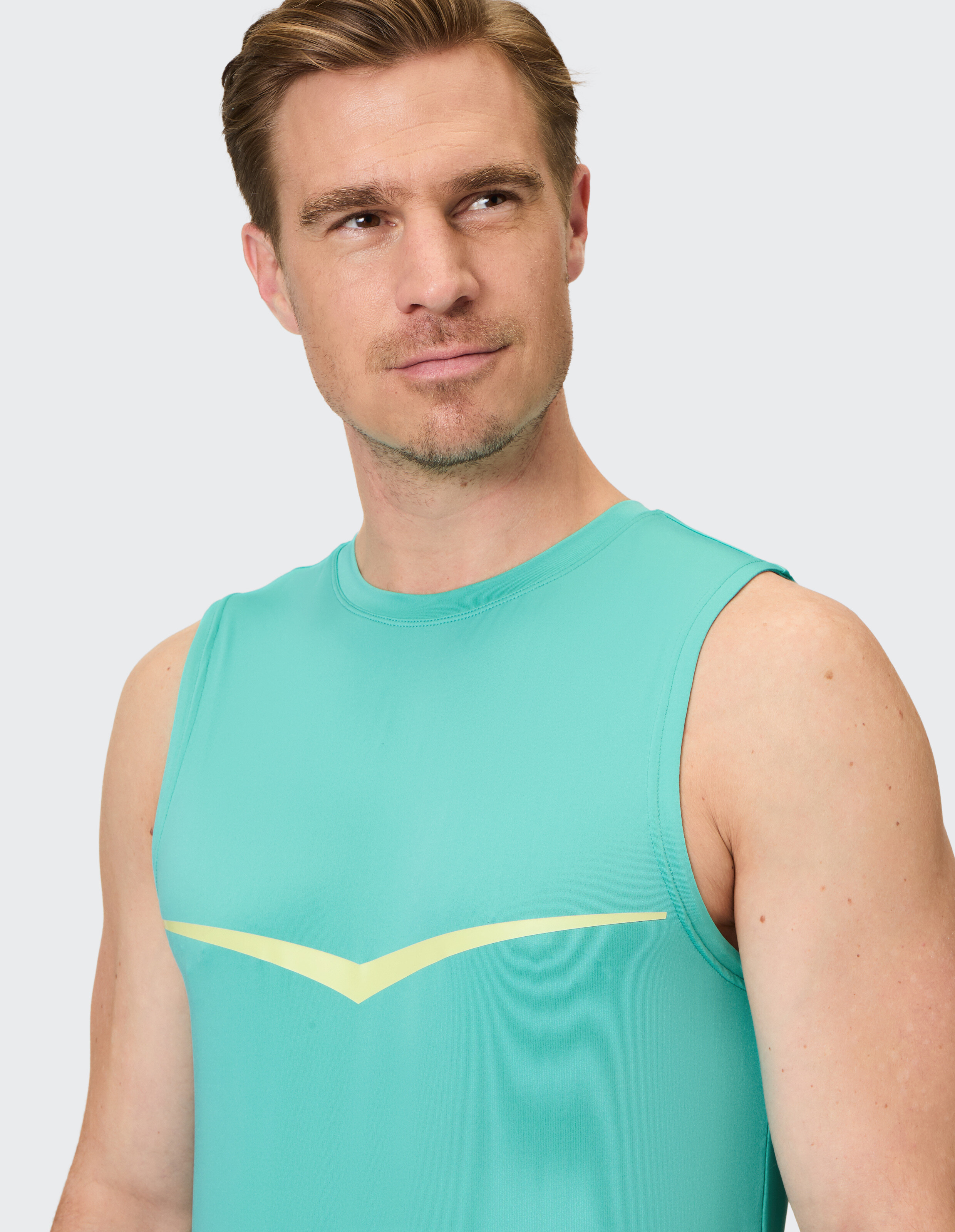 Ärmelloses Herren-Tanktop in Türkis mit gelbem Akzent, perfekt für Freizeitkleidung.