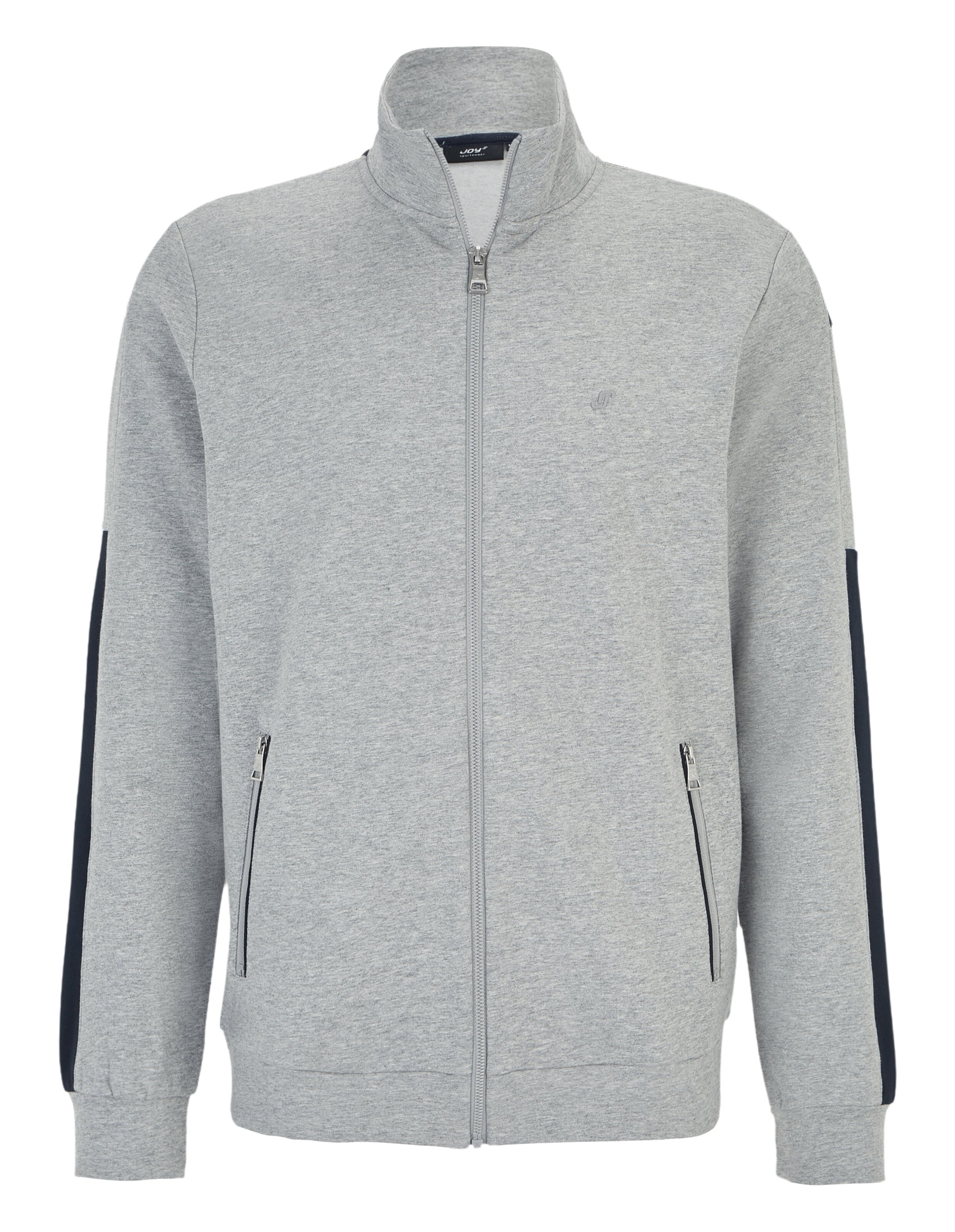 Graue Sweatjacke mit Stehkragen, durchgehendem Reißverschluss, zwei seitlichen Taschen und blauen Streifen an den Ärmeln.