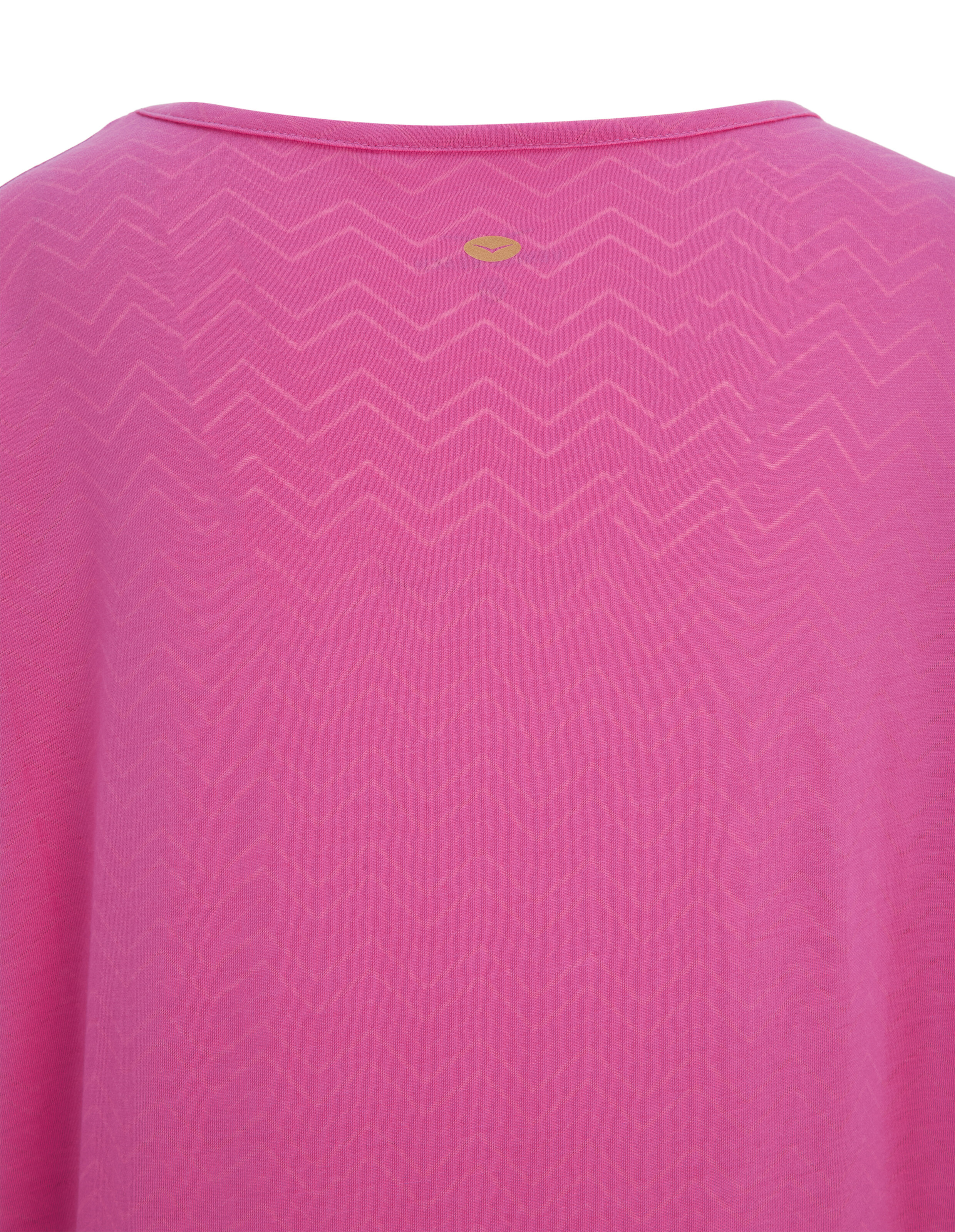 Rosafarbenes, lässiges Oberteil mit dezentem Chevron-Muster und kleinem goldenen Logo-Detail.